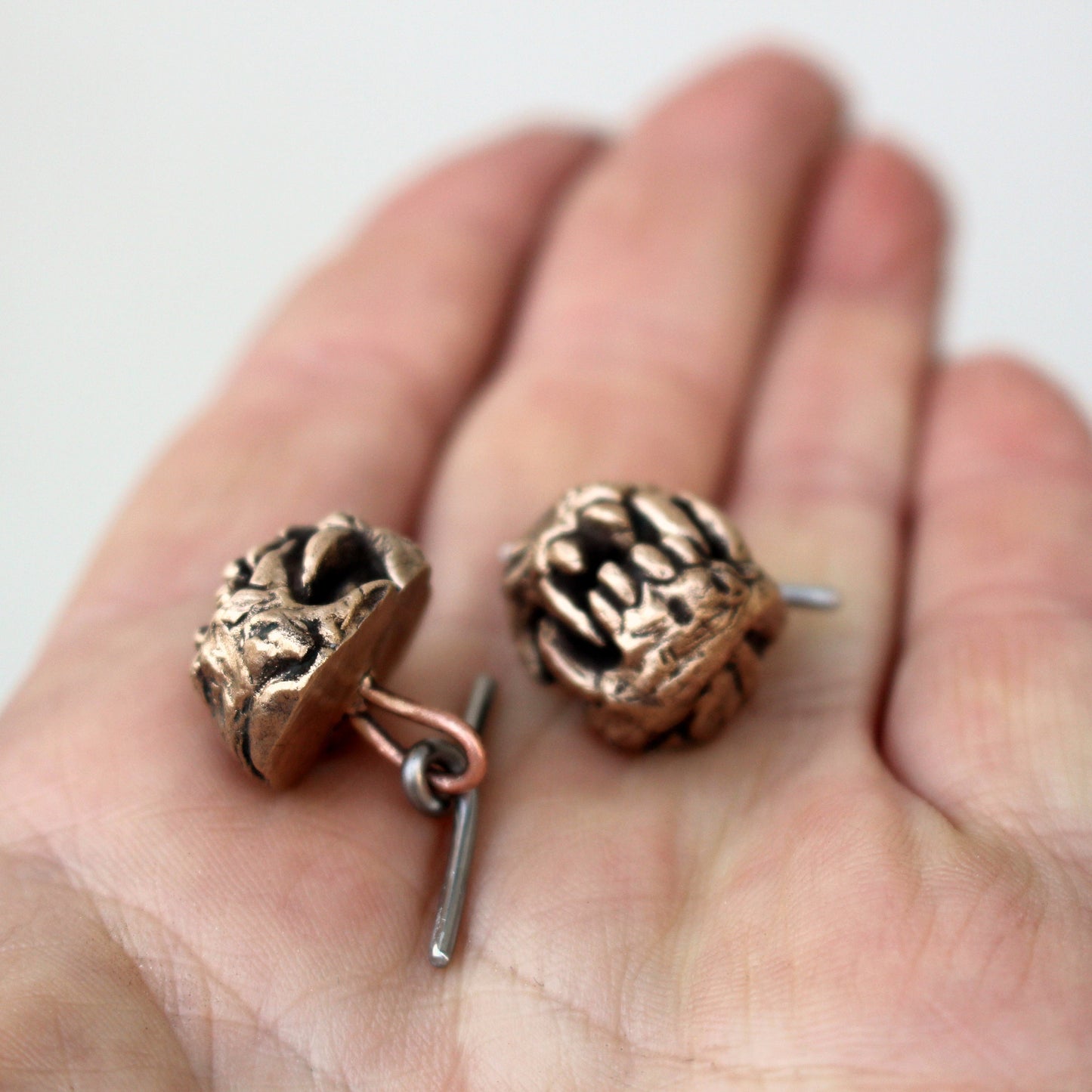 brons charivari smycke, miniatyr djurskallar skulpterad i metall, manschettknappar