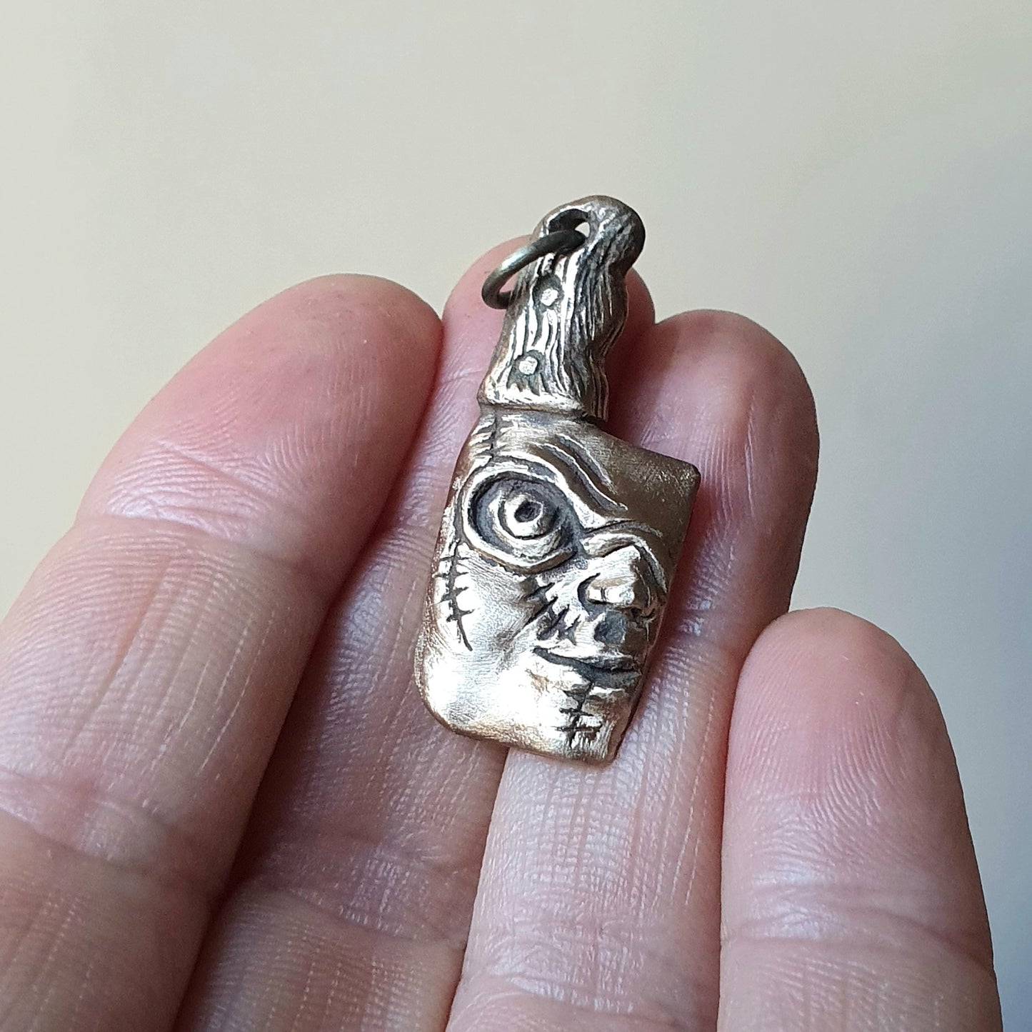 Chucky den onda dockans ansikte skulpterat på ett knivblad halsband