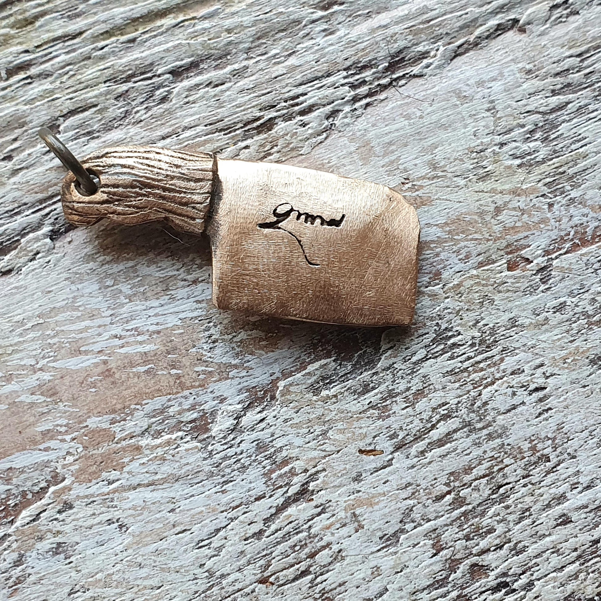 backsida, Chucky den onda dockans ansikte skulpterat på ett knivblad halsband