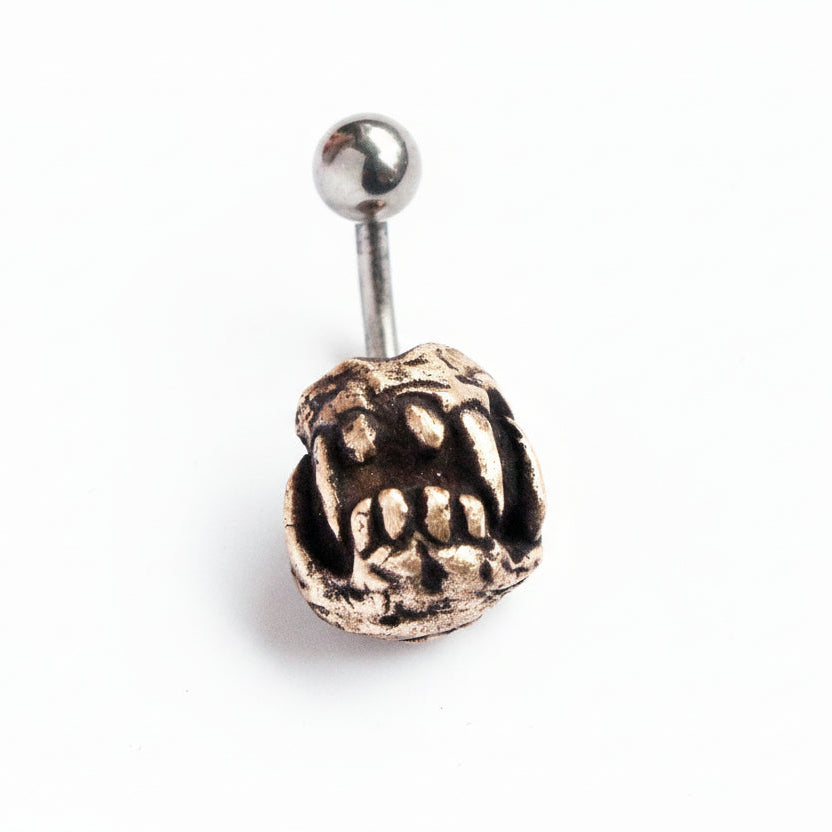 titan navelpiercingsmycke med skulpterade monstergaddar huggtänder i brons