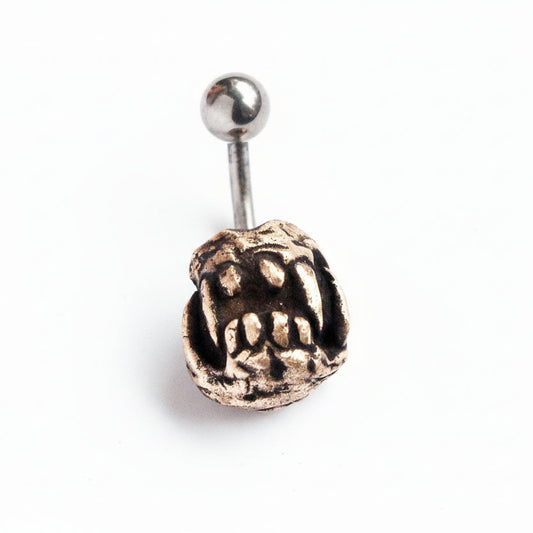 titan navelpiercingsmycke med skulpterade monstergaddar huggtänder i brons