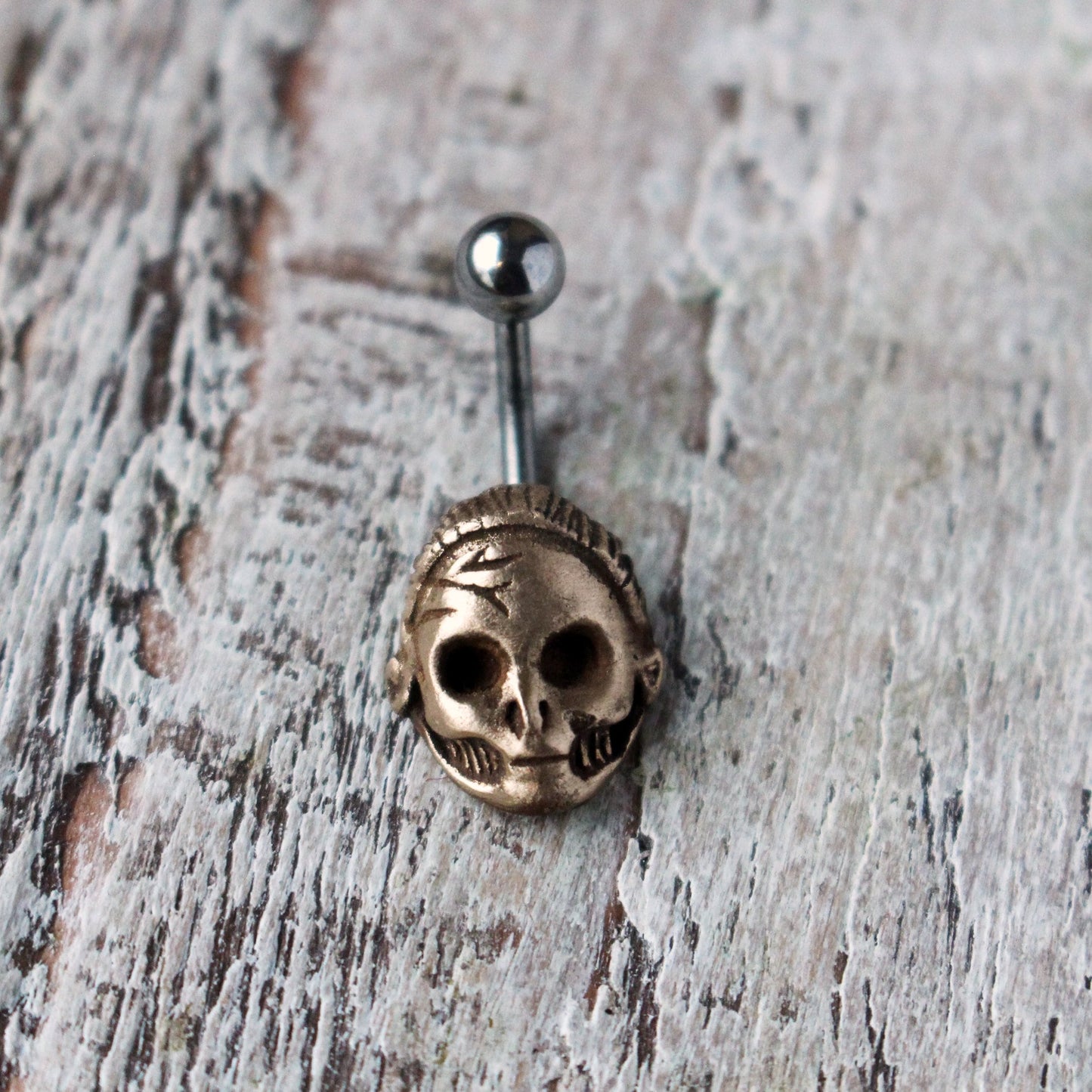 Dödskalle navel piercing ring i brons och titan