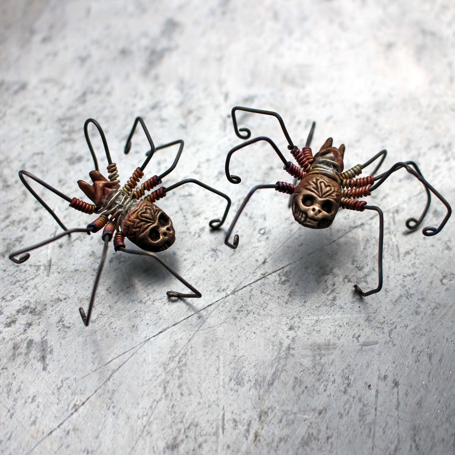dramatiska döskalle spindel örhängen
