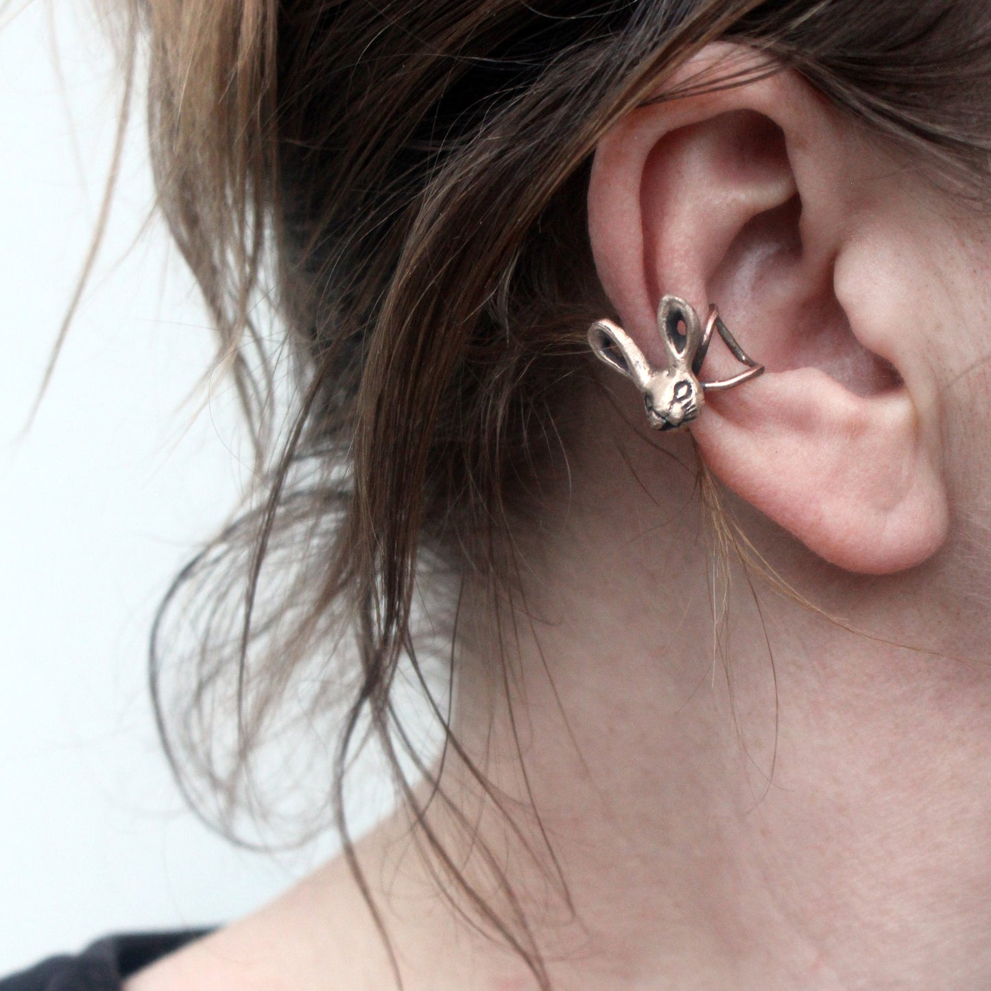 eracuff med en hare skulpterad i brons på modell