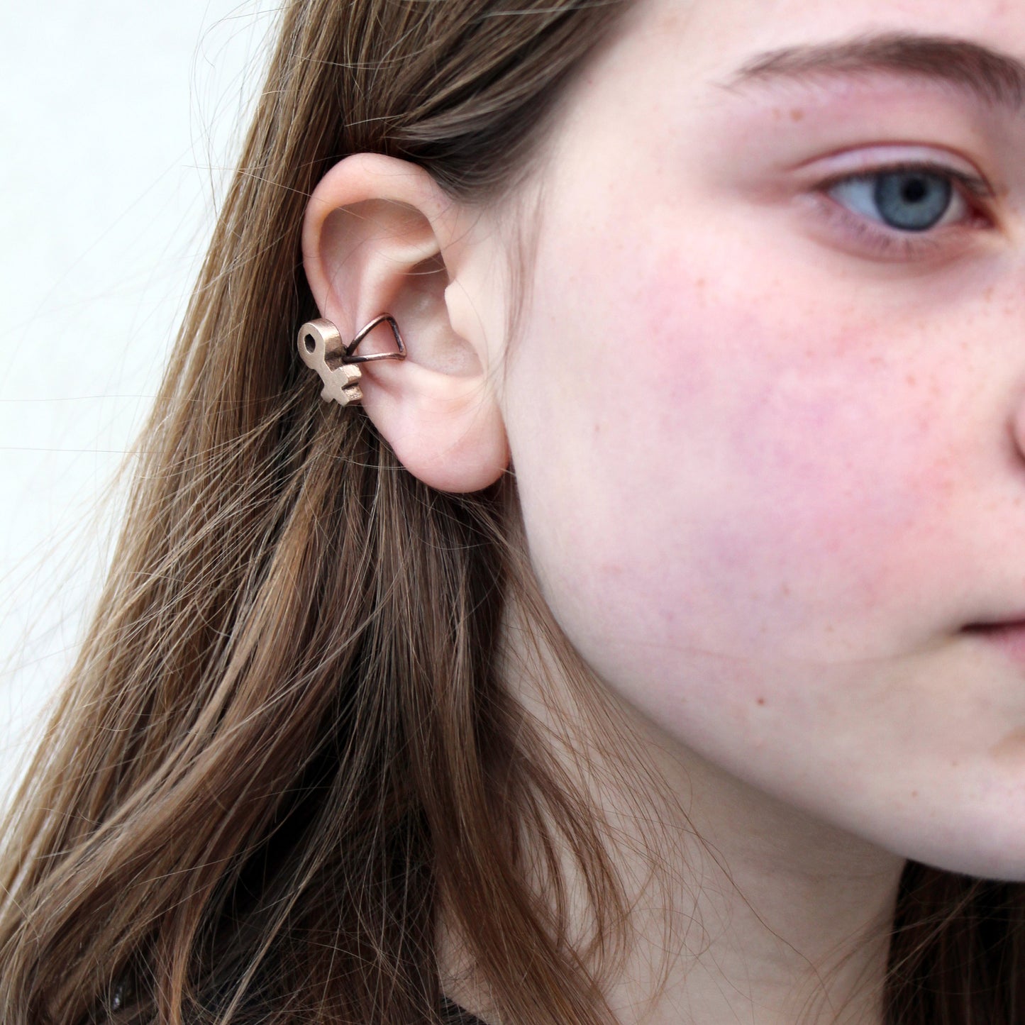 örhänge earcuff med feministsymbol skulpterad i brons på modell