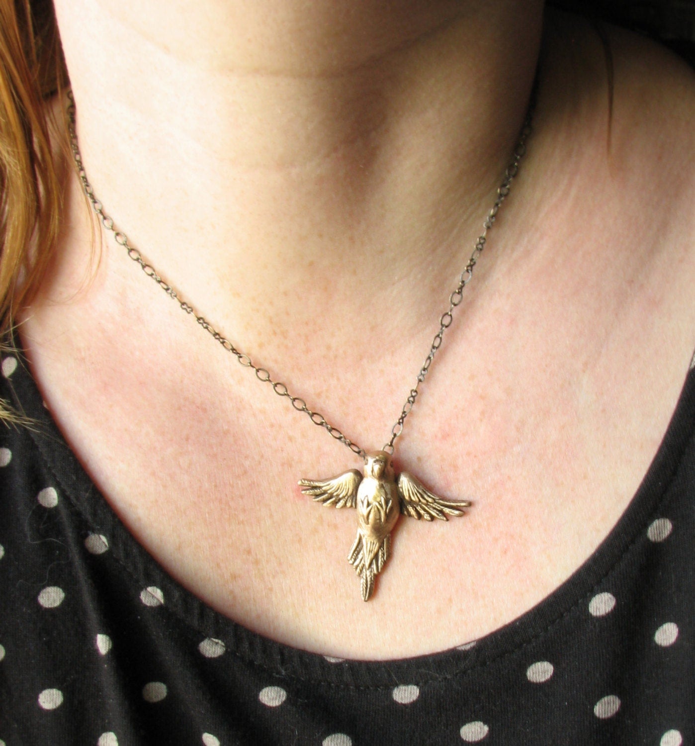 undulat fågel halsband skulpterat i brons papegoja