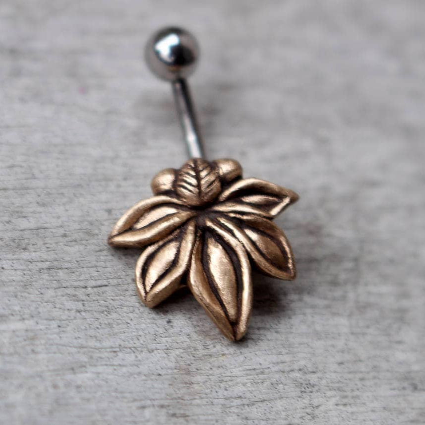 stjärnanis inspirerad navelring i brons och titan