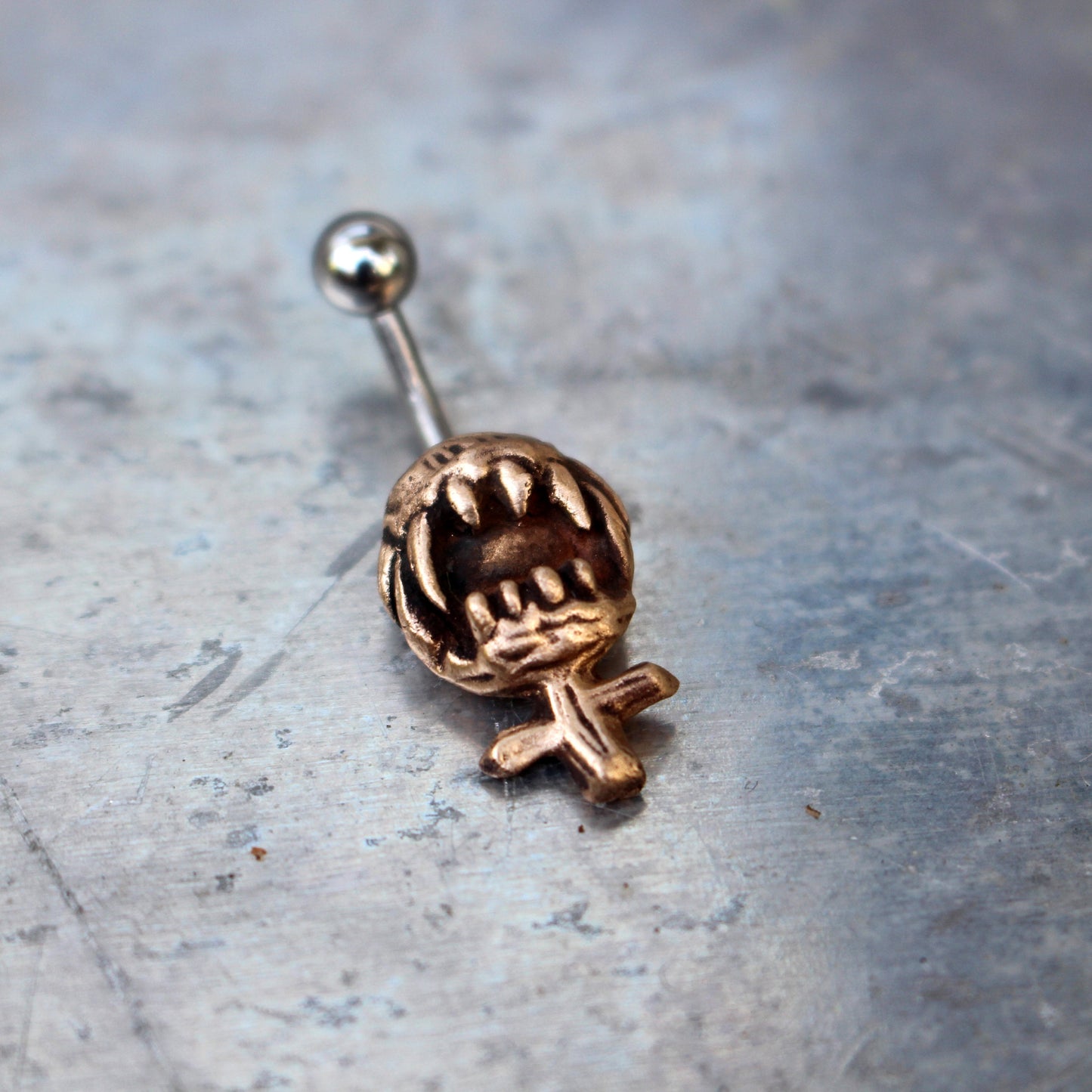 feministsmycke navelring feministsymbol med vassa tänder