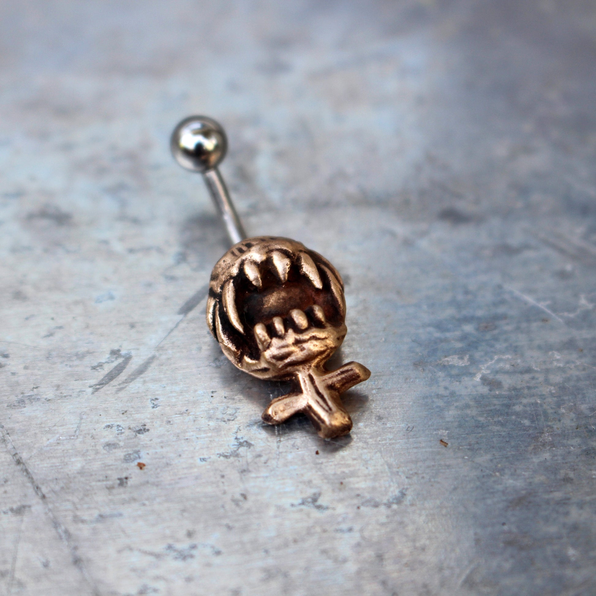 feministsmycke navelring feministsymbol med vassa tänder