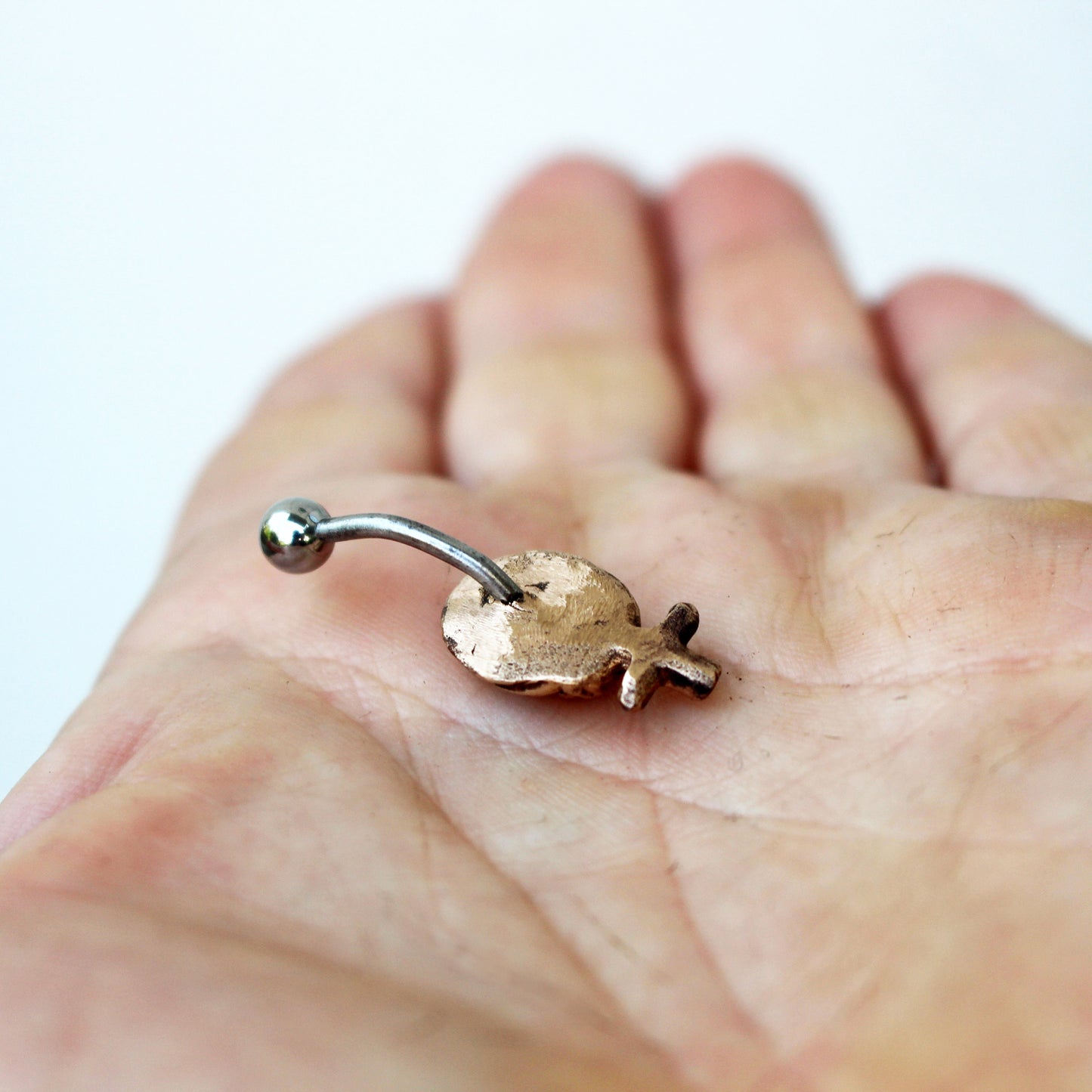 feministsmycke navelring baksida