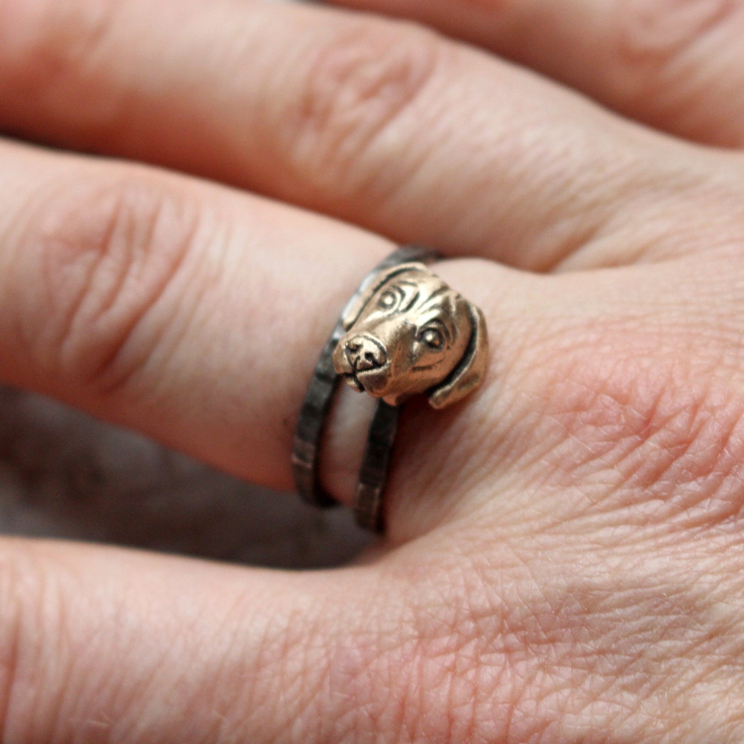 fingerring med handgjort hundhuvud