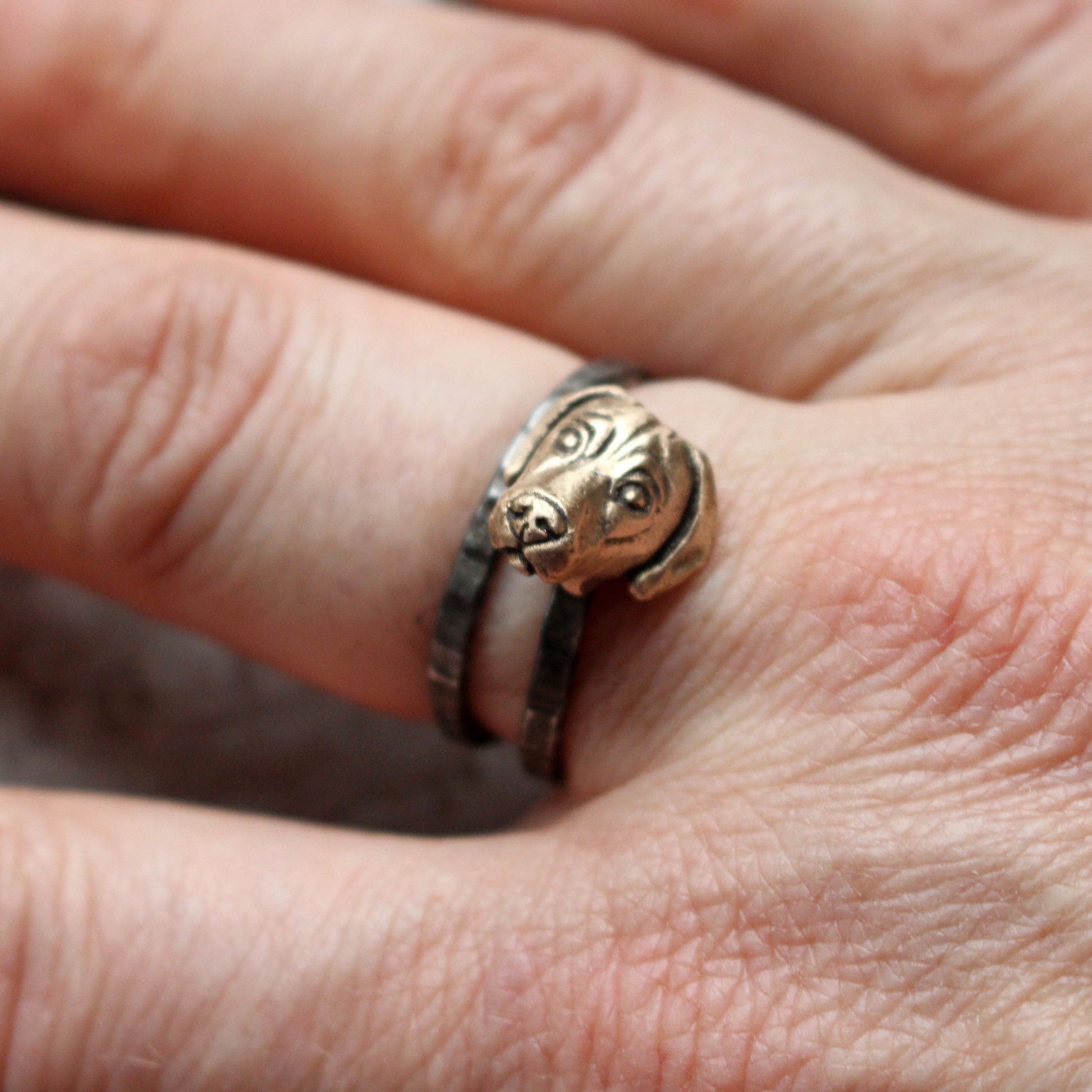 fingerring med handgjort hundhuvud