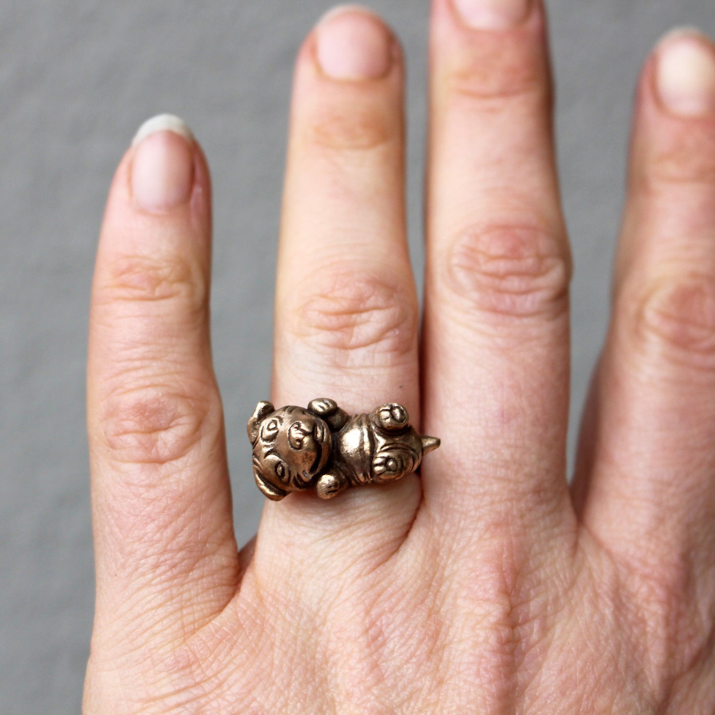 fingerring med skulptur av hundvalp, Staffordshire bull terrier