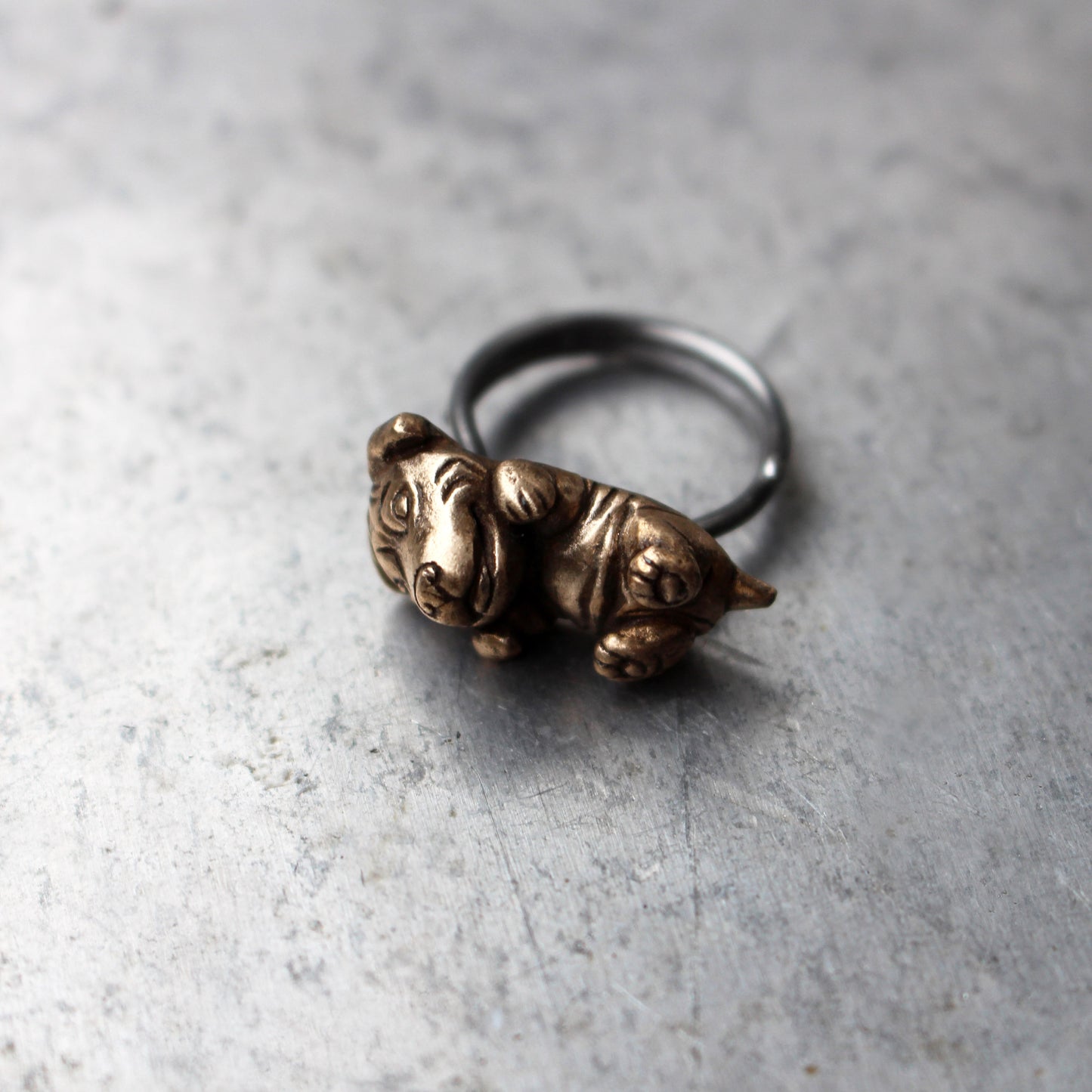 fingerring med skulptur av hundvalp, Staffordshire bull terrier