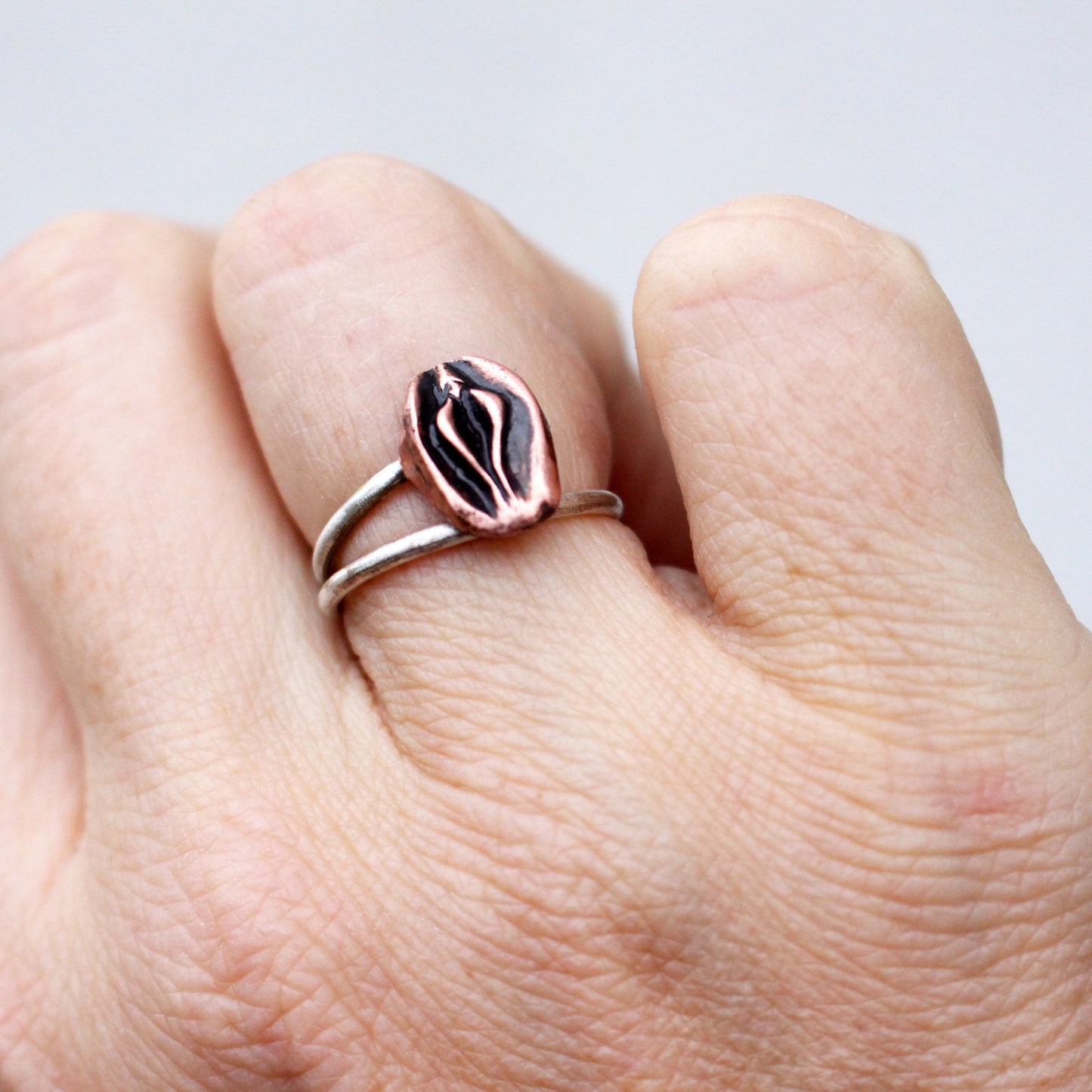 finger ring med skulpterad fitta i rosa koppar