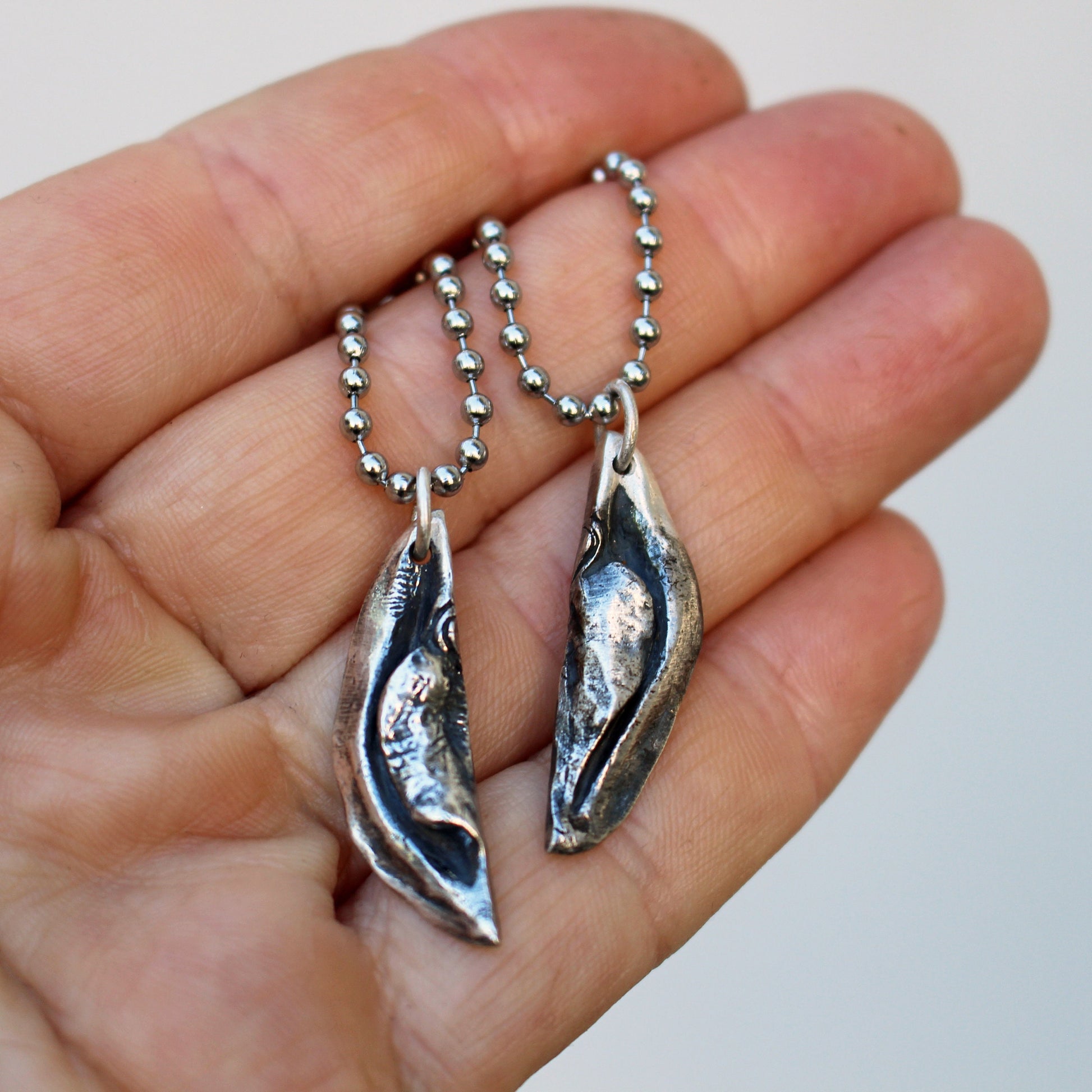 halsband i silver med en fitta som är delad på mitten, halsband att dela med sin partner