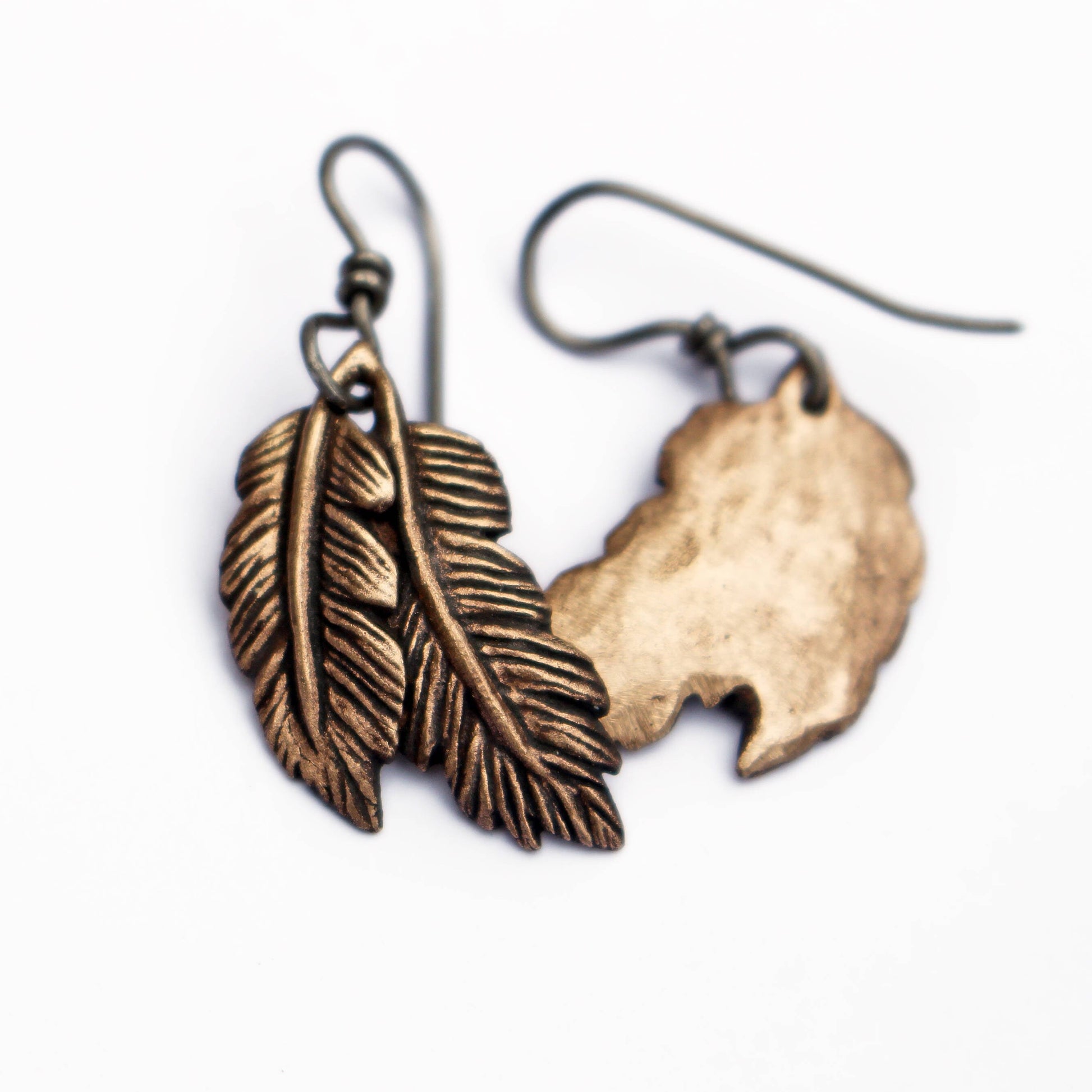 handgjorda fjäderörhängen i brons med titan eller niobium krokar