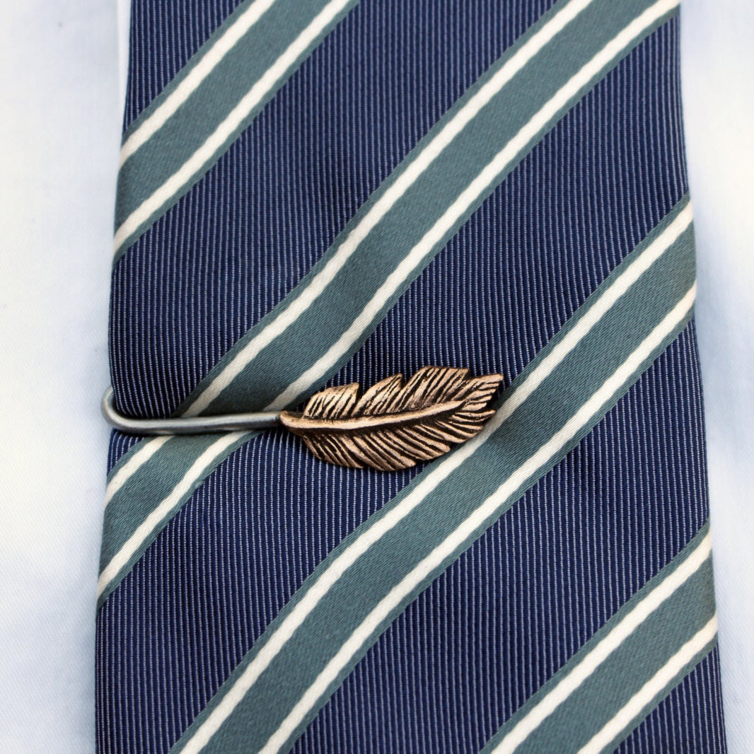 fjäderslipsklämma handsmidd i brons och stål