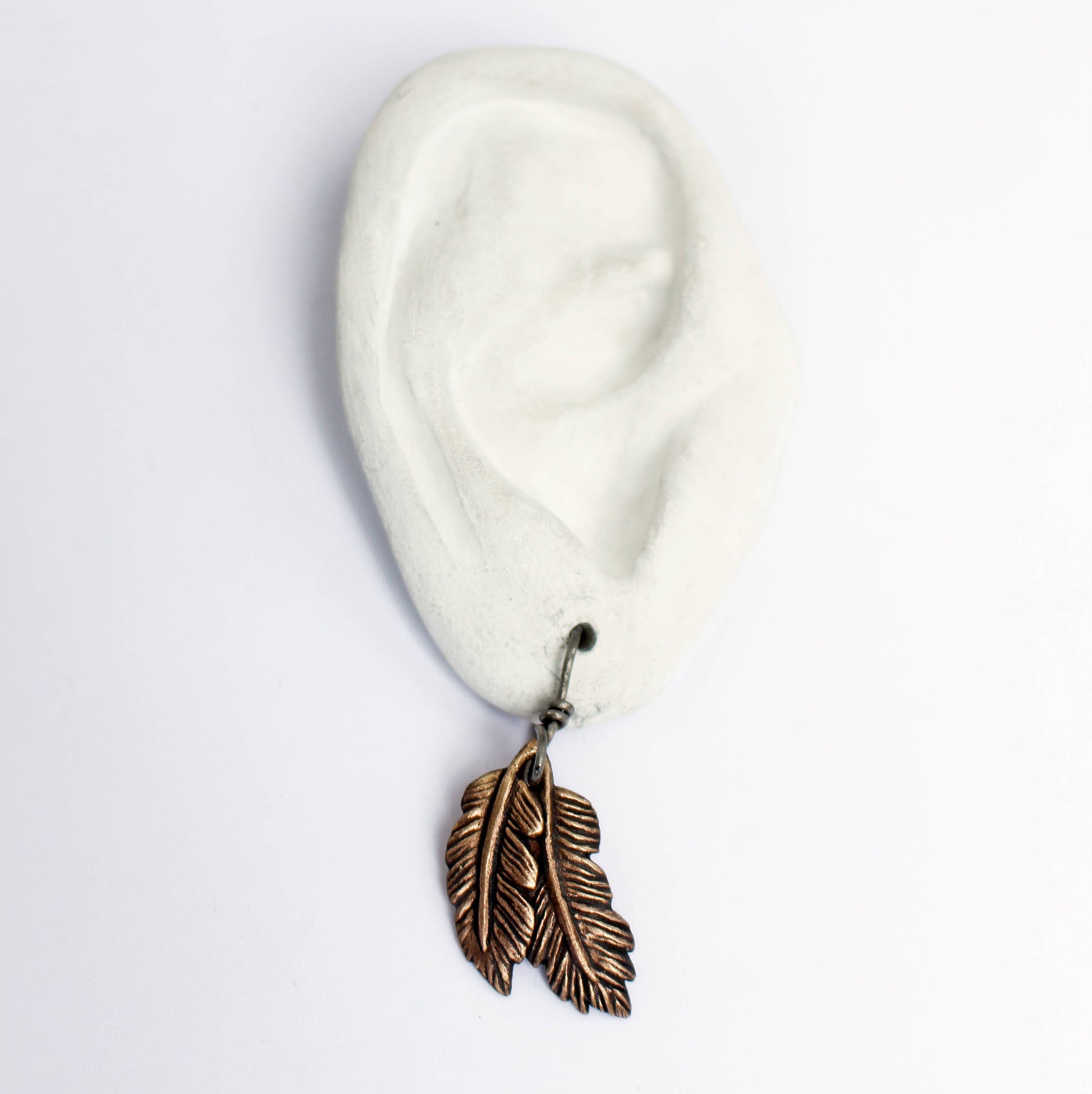 handgjorda fjäderörhängen i brons med titan eller niobium krokar