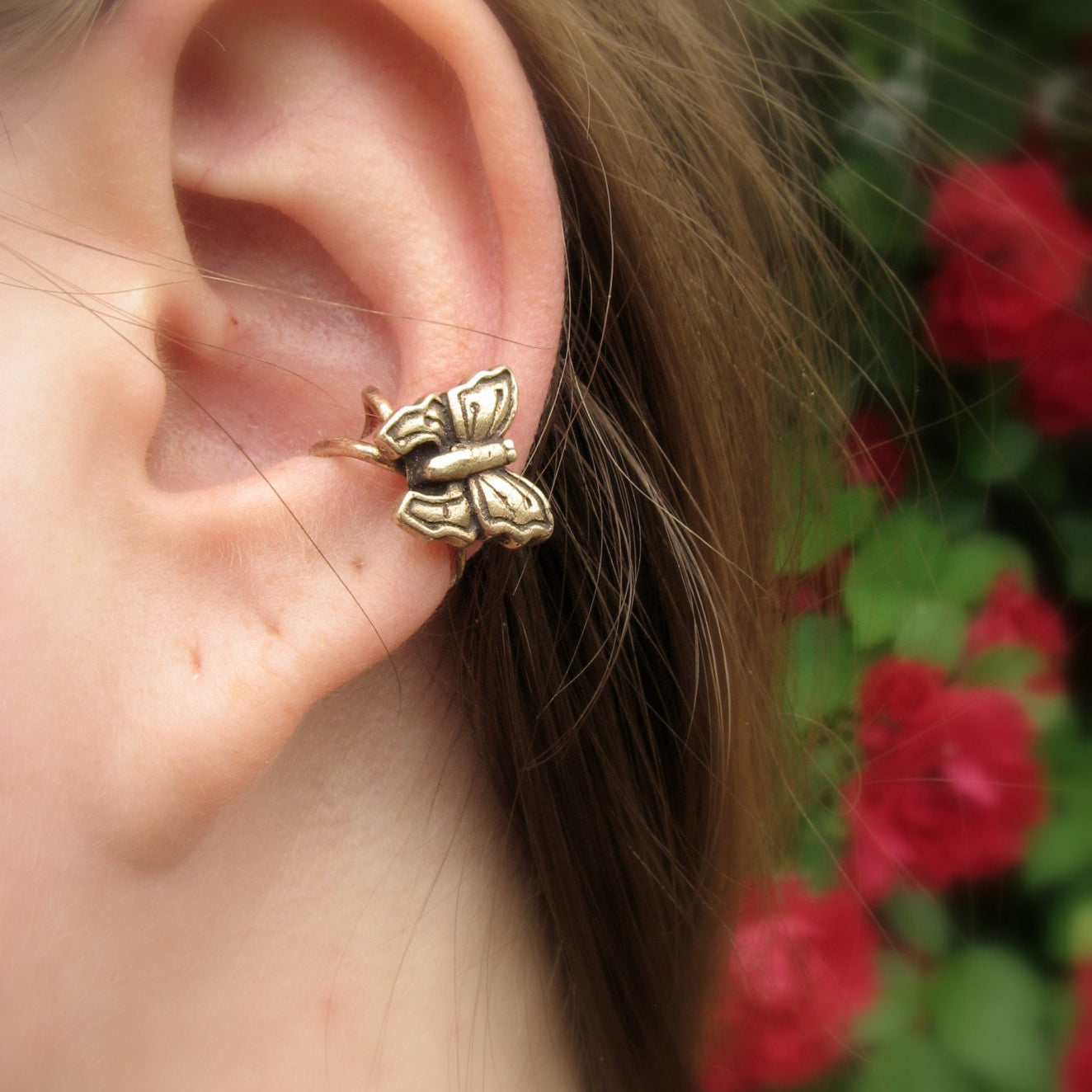 earcuff i brons med en fjäril
