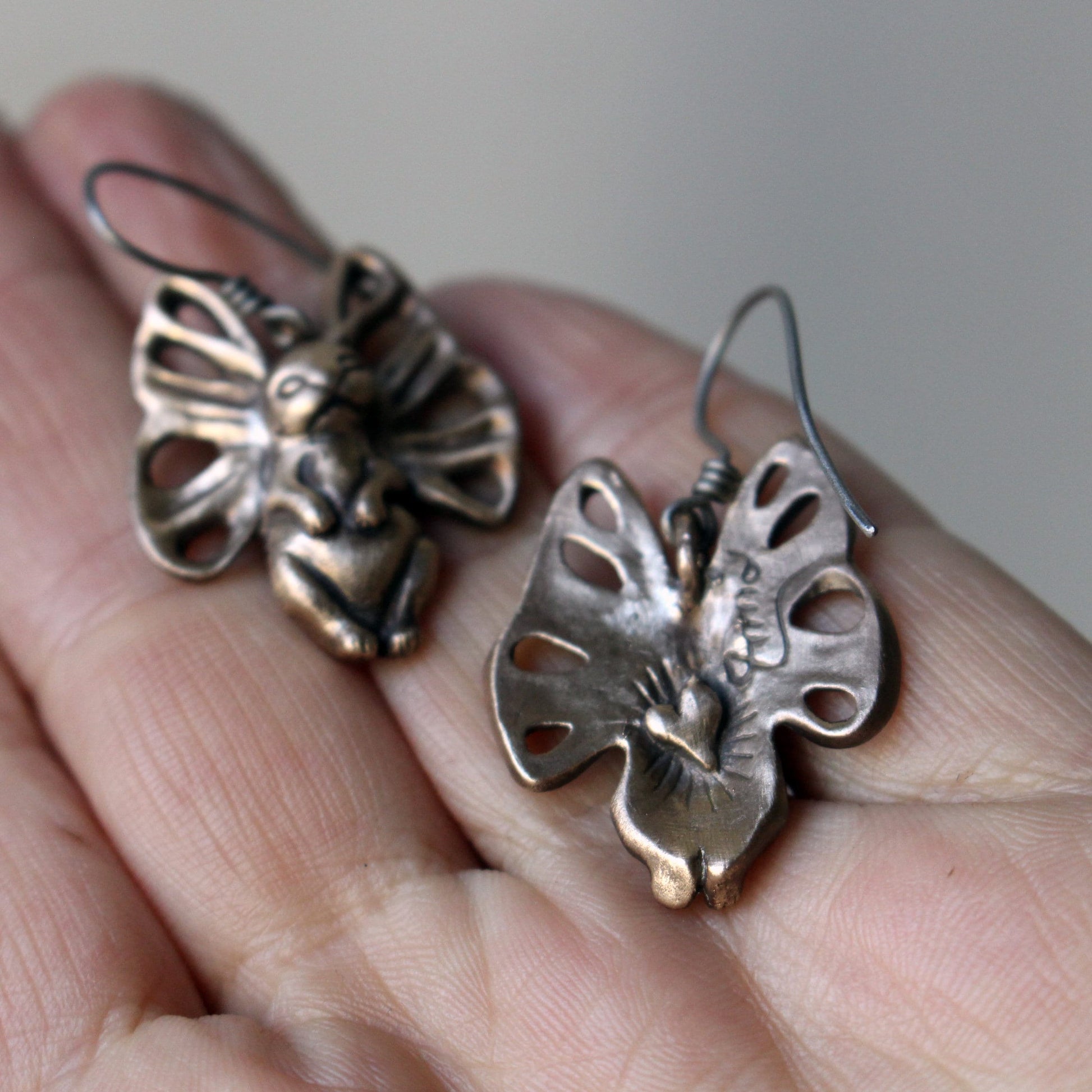 fjärils kanin örhängen i brons och titan