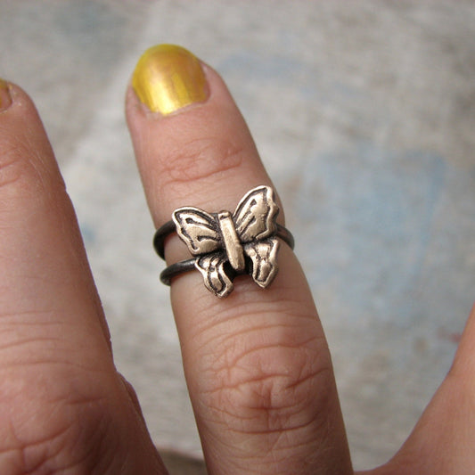 fingerring med en fjäril i brons