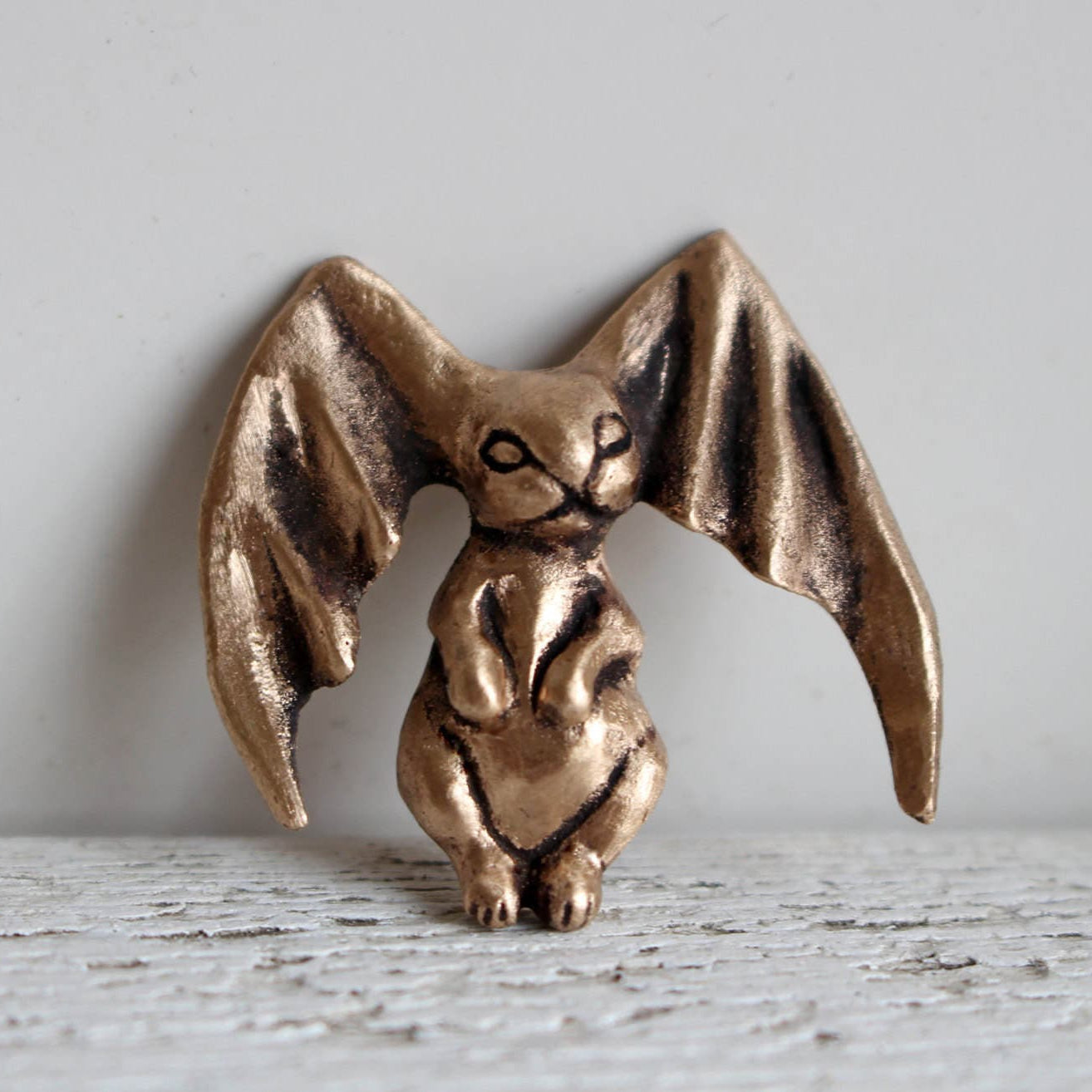 kanin fladdermus halsband skulpterad i brons kaninen har fladdermusvingar som öron