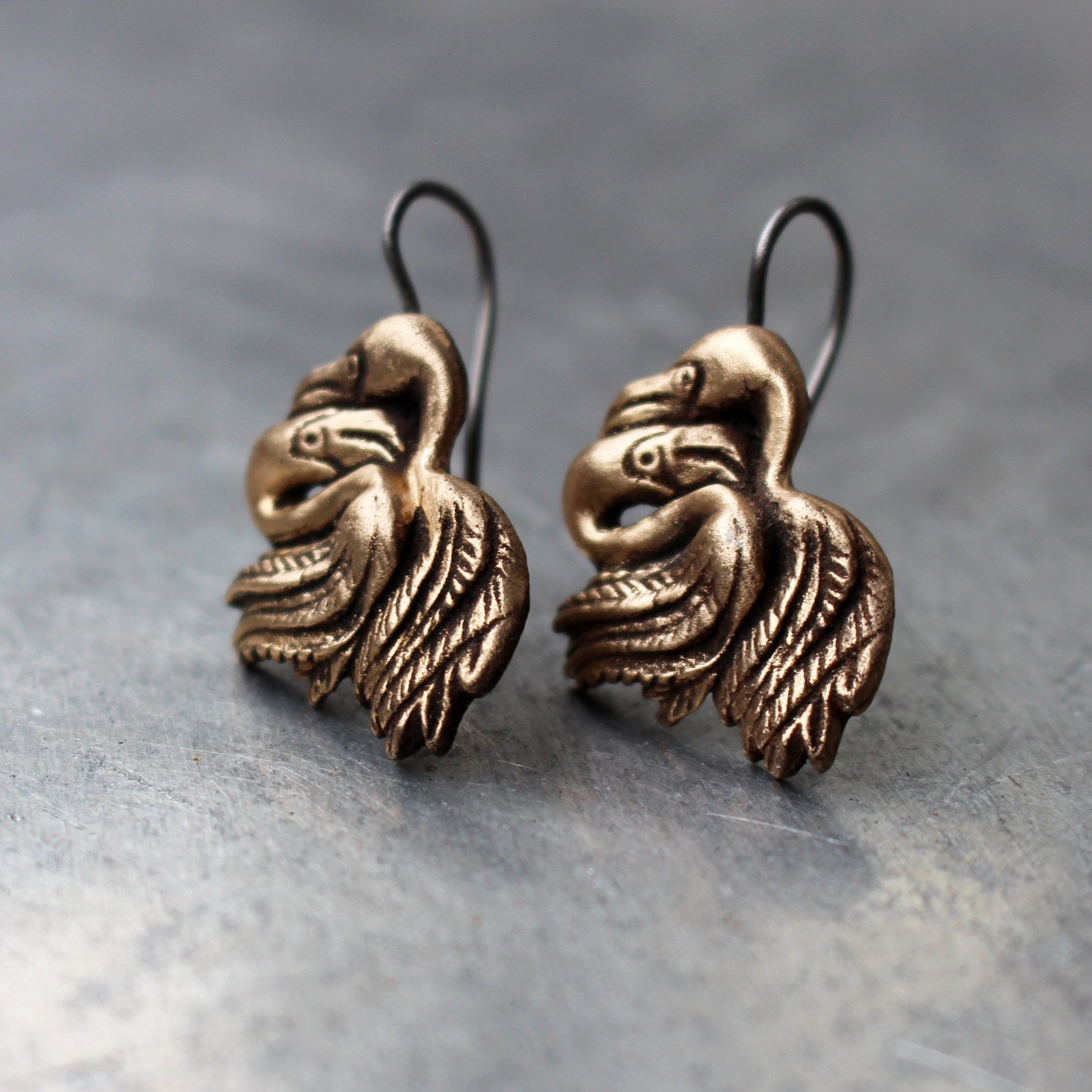 flamingo örhängen i brons med titankrokar