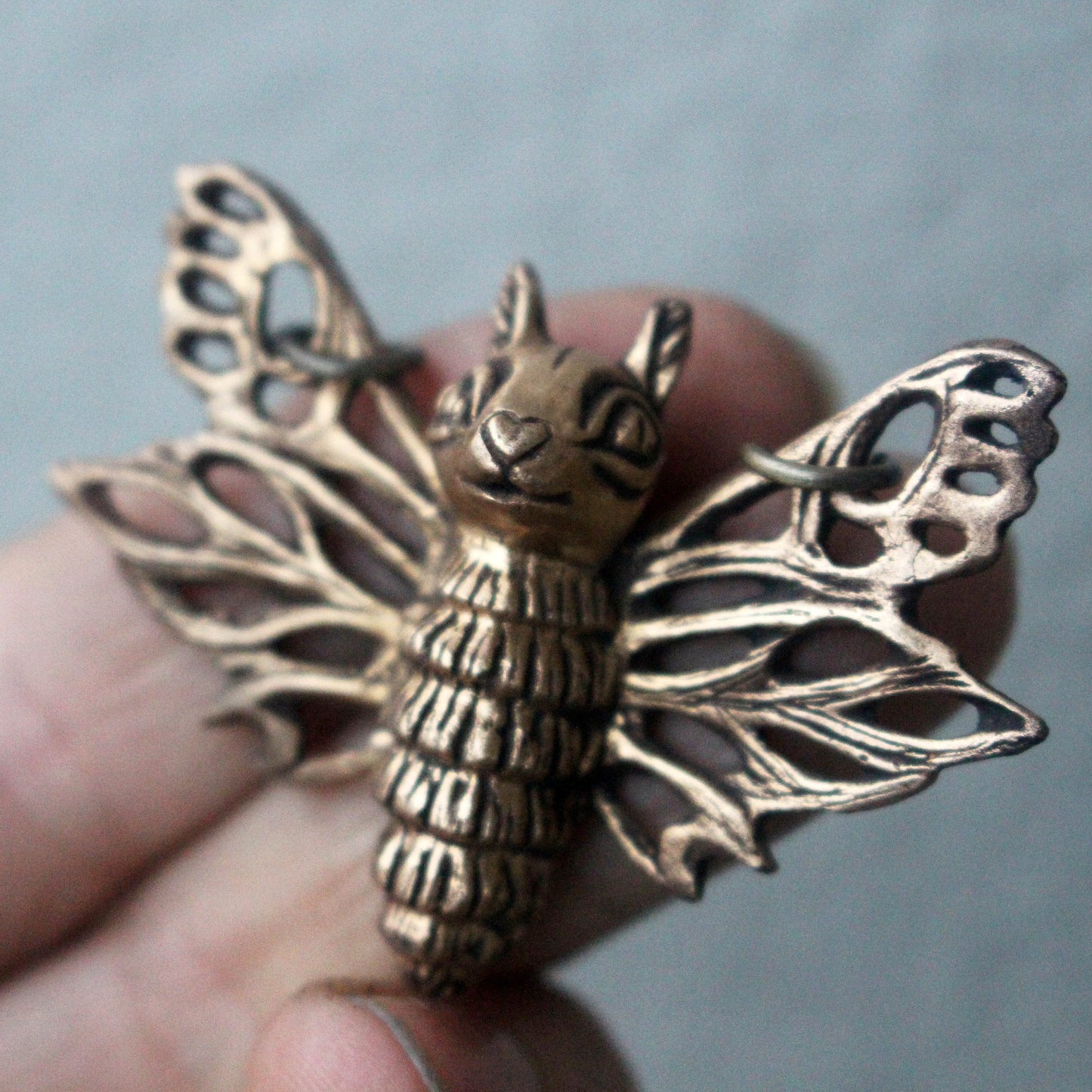 flygande ekorre mal halsband skulpterad i brons