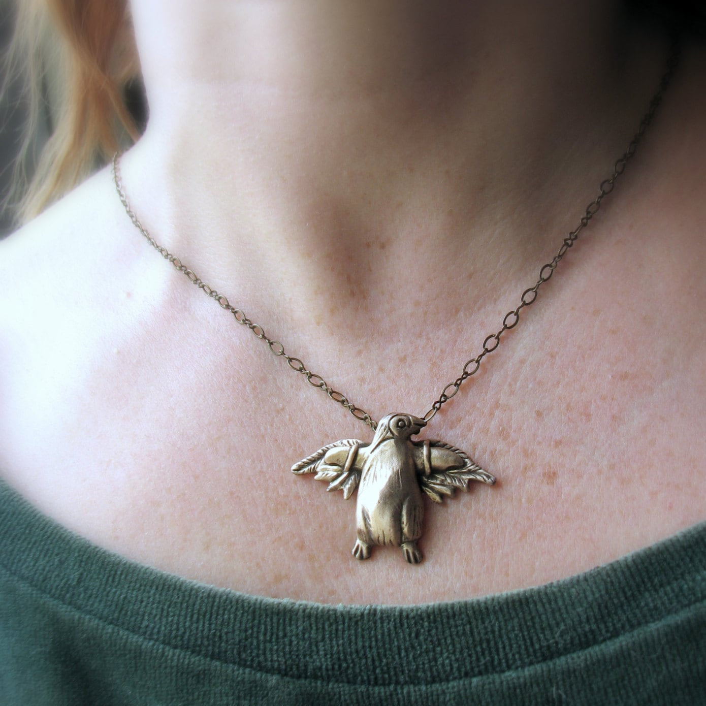 flygande pingvin halsband i brons