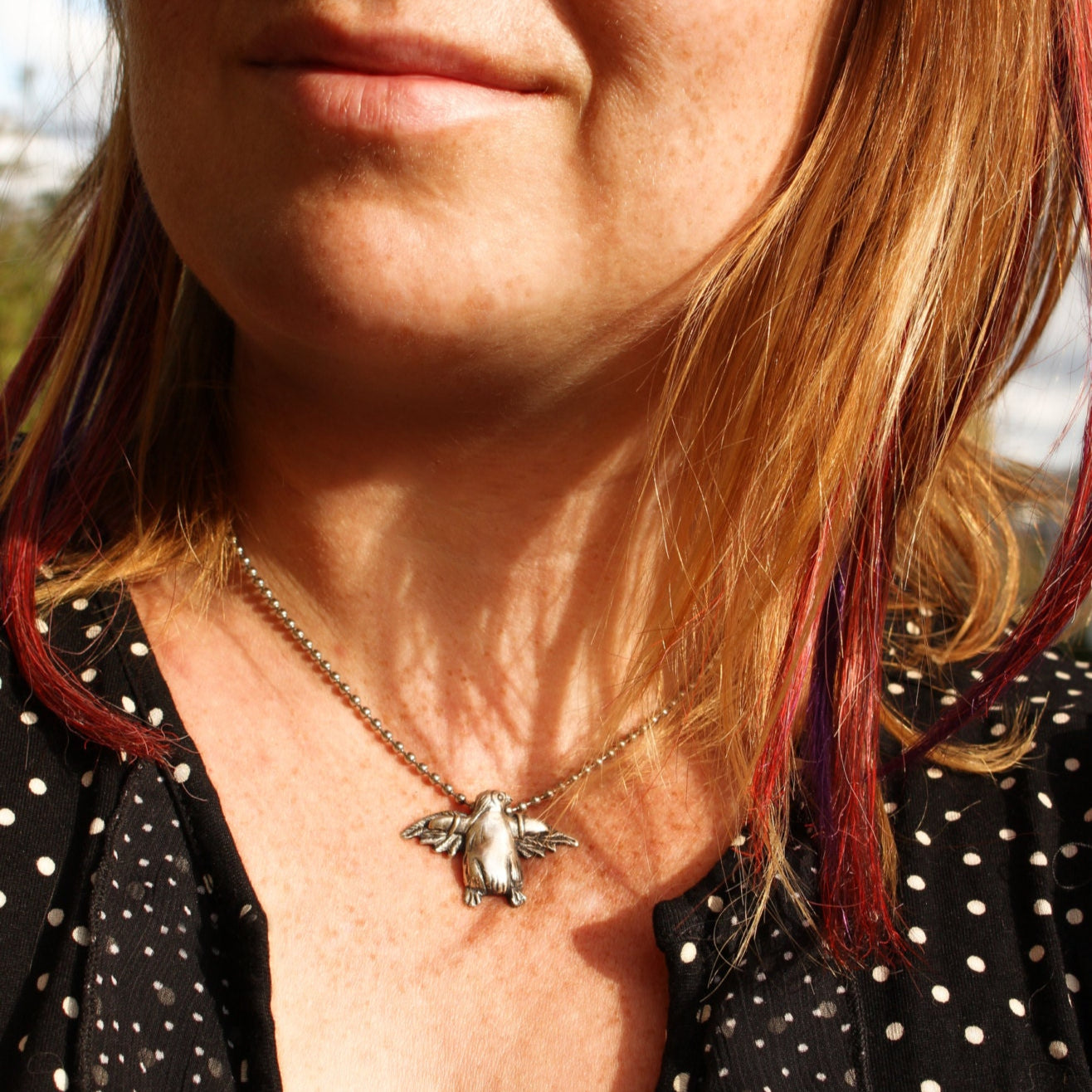 flygande pingvin med extra vingar som halsband i sterlingsilver