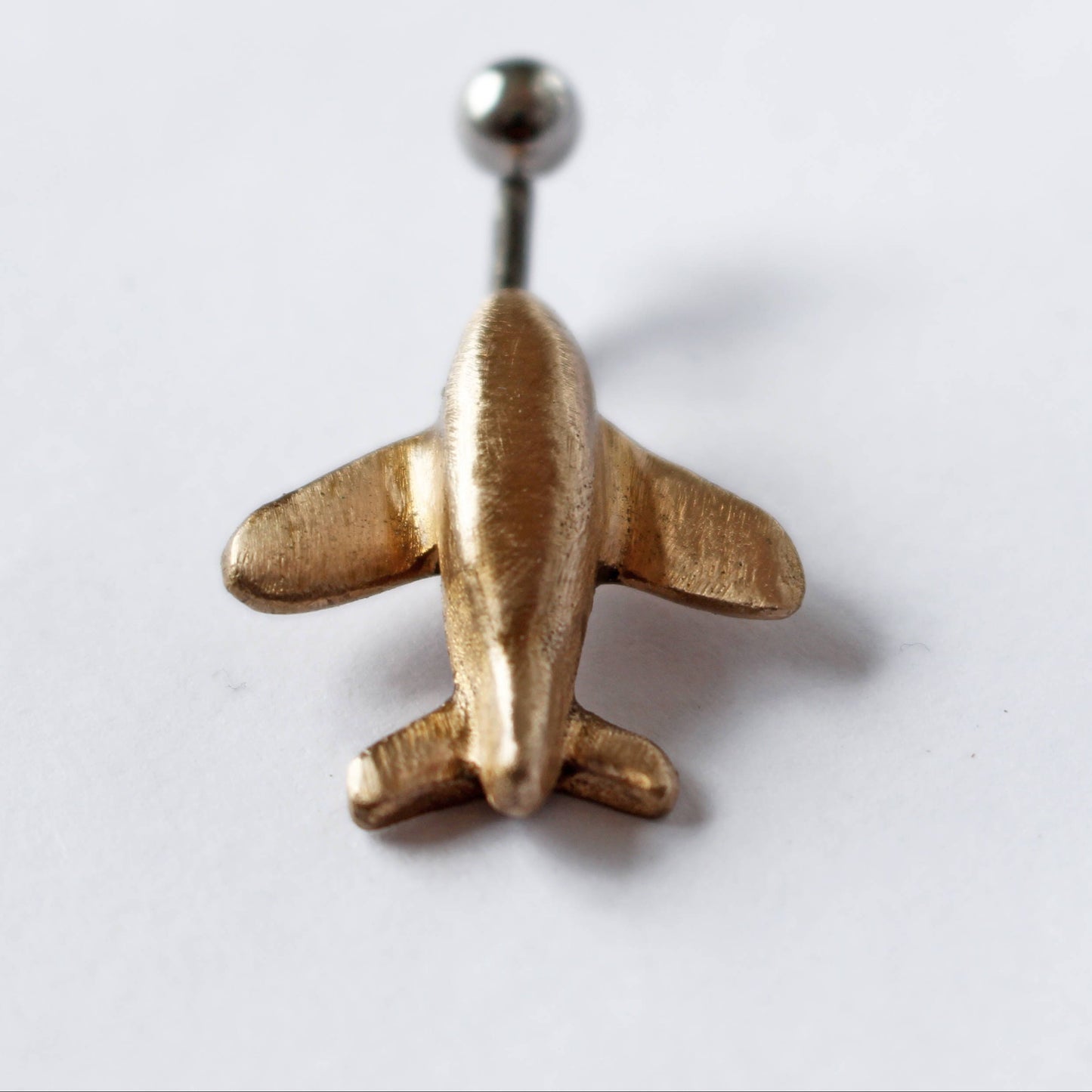 flygplan navelpiercingsmycke, piercingring med ett miniatyr flygplan handgjort i guldig brons