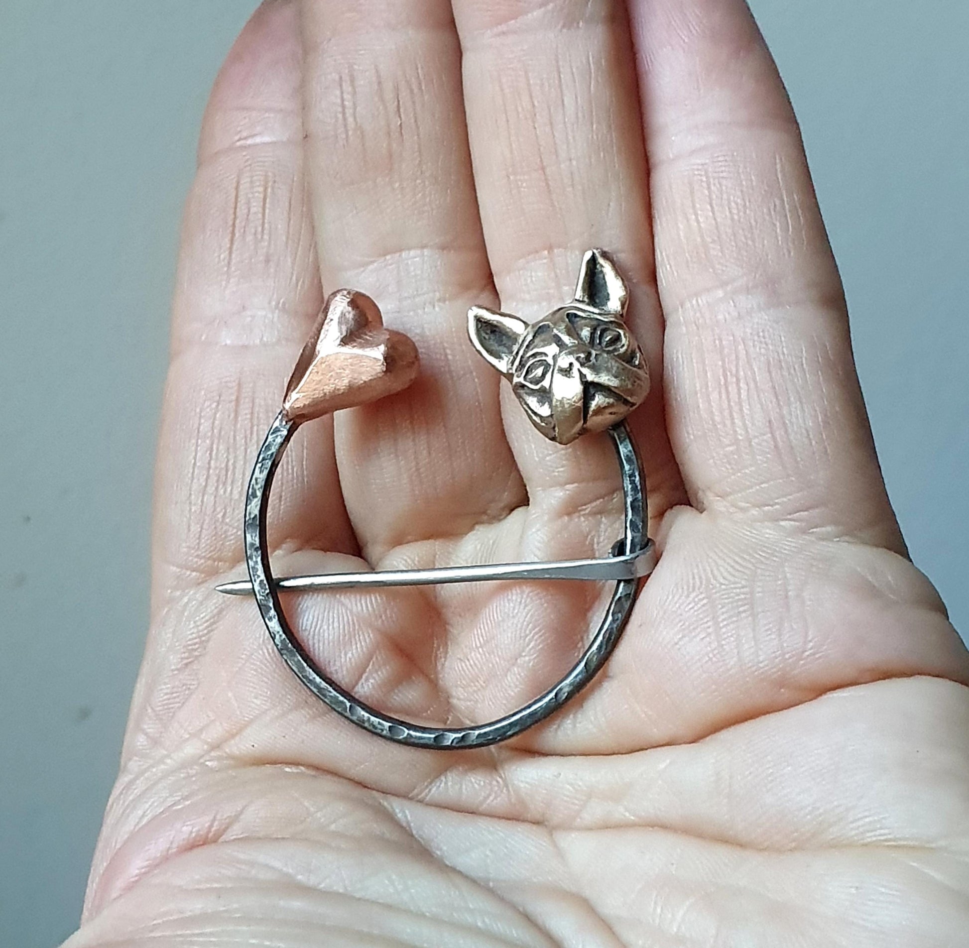 fransk bulldog brosch, smidd i stål brons och koppar