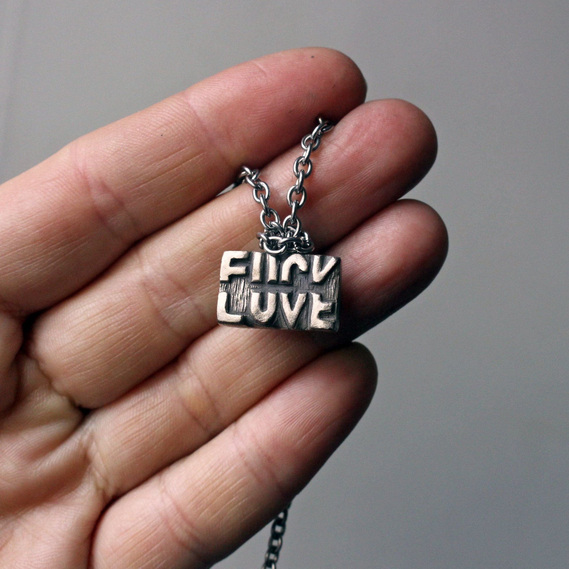 fuck love rebus typografi bokstäver halsband