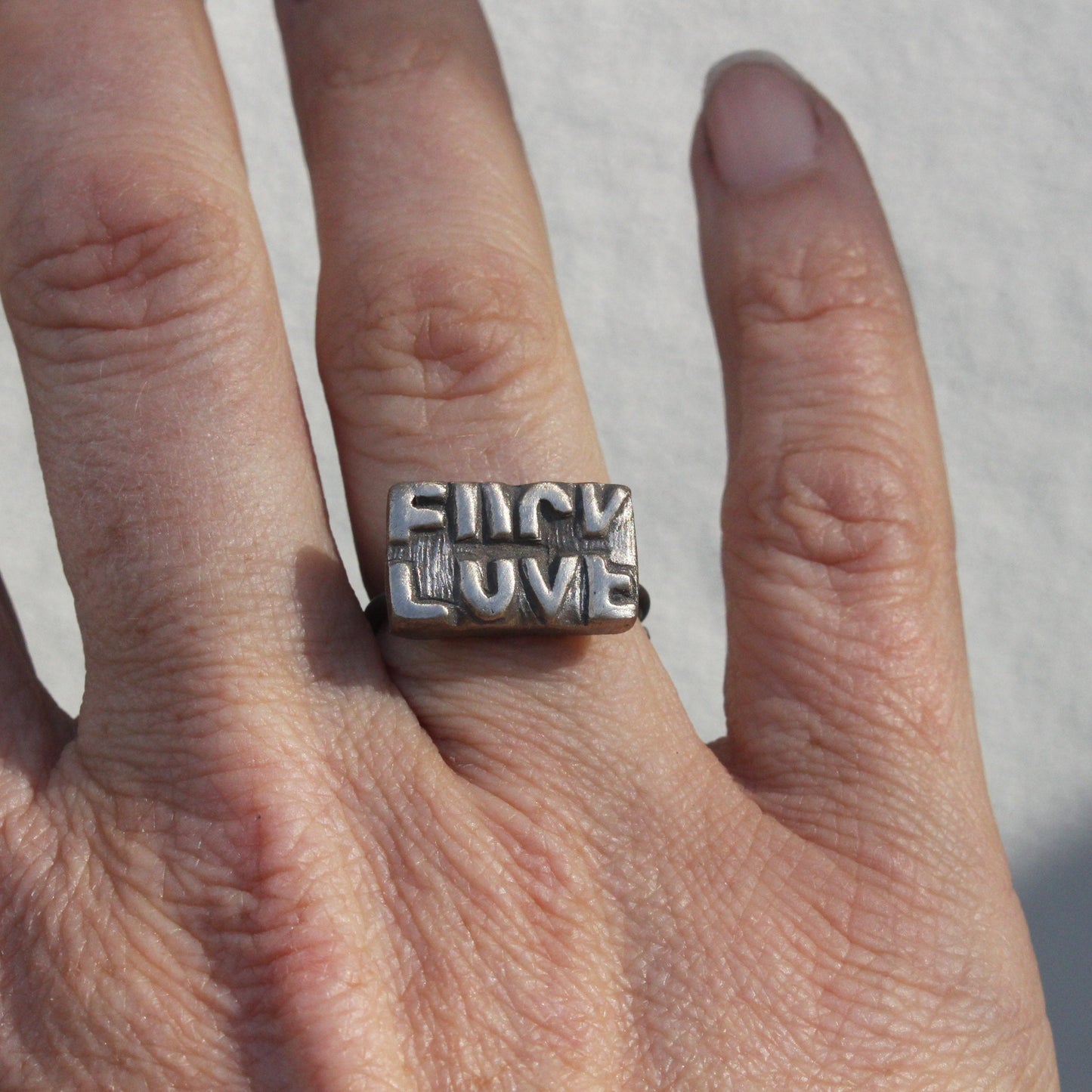 fuck love rebus typografi bokstäver finger ring