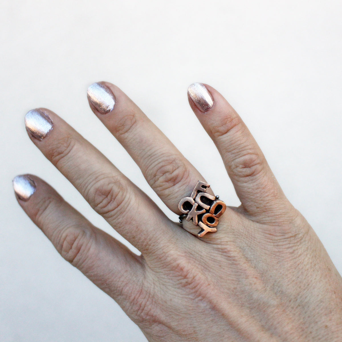 fuck you finger ring i brons och stål