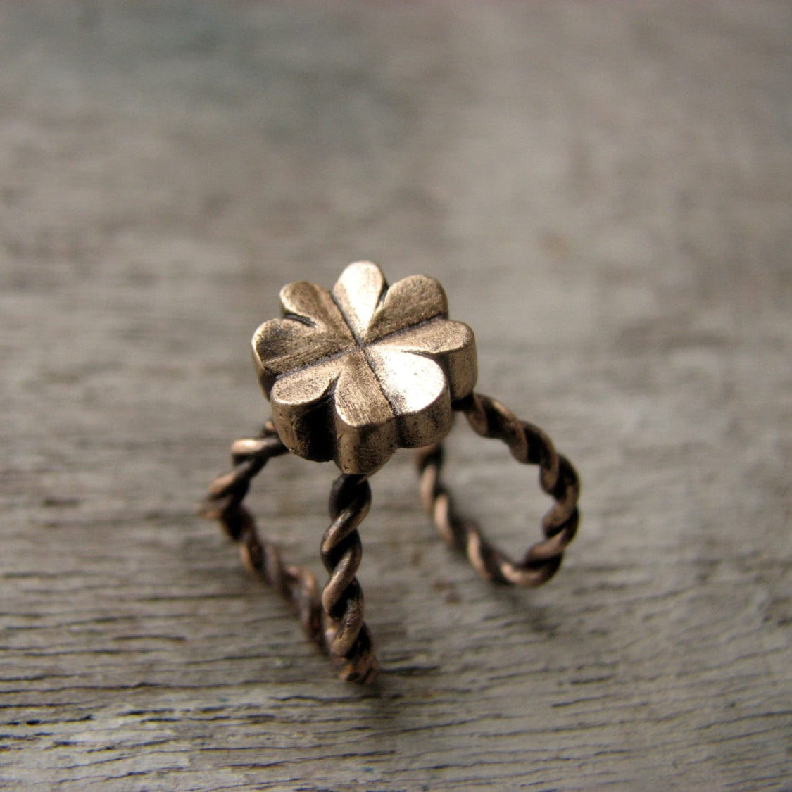 ear cuff i brons med skulptrad fyrklöver