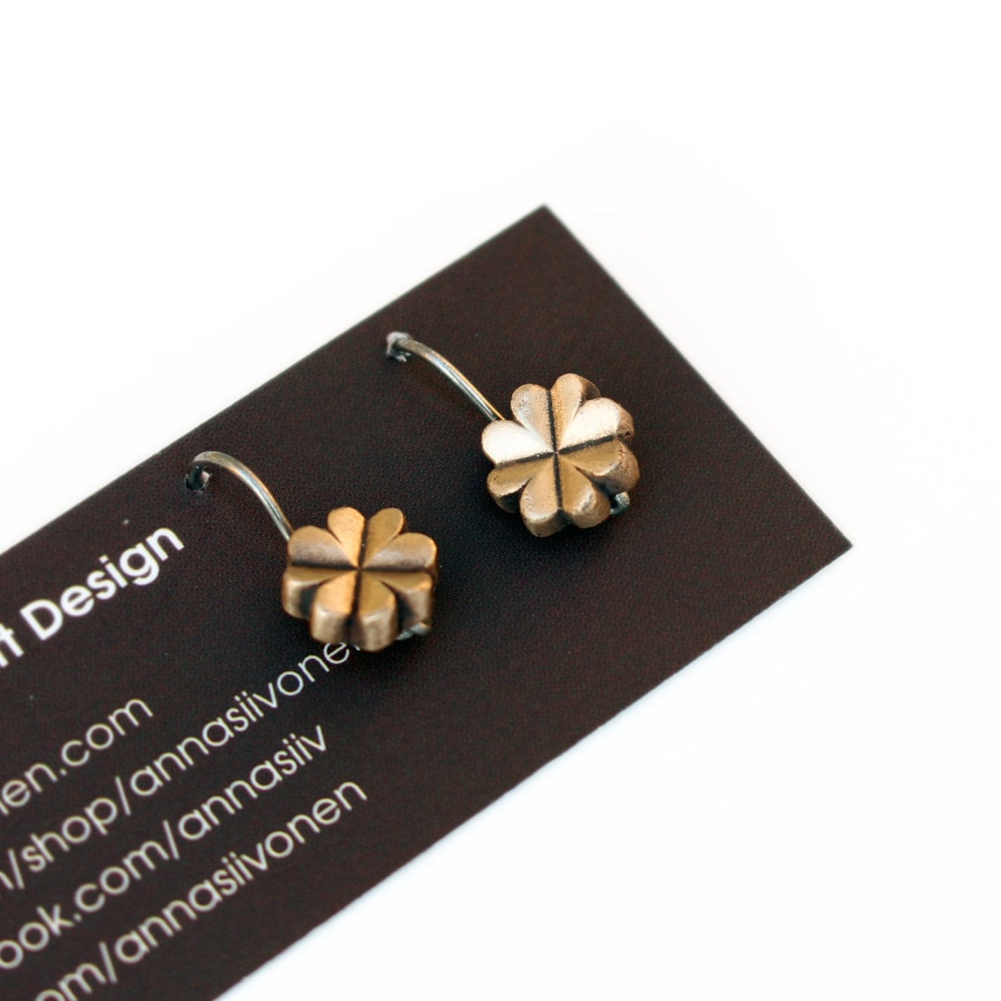 fyrklöver örhängen i titan och brons