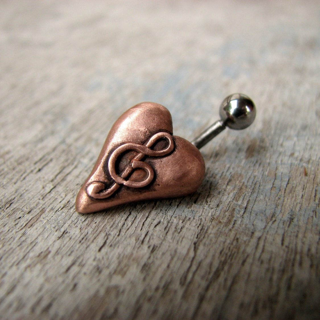 Jag älskar musik. Navelpiercing smycke med ett rosa hjärta med en g klav på