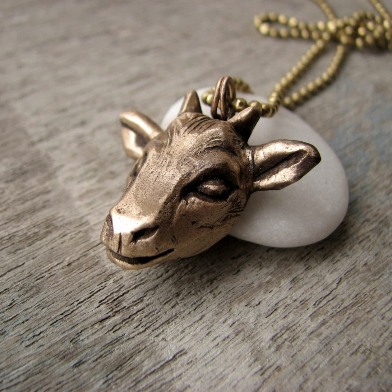 get kid halsband skulpterad i brons