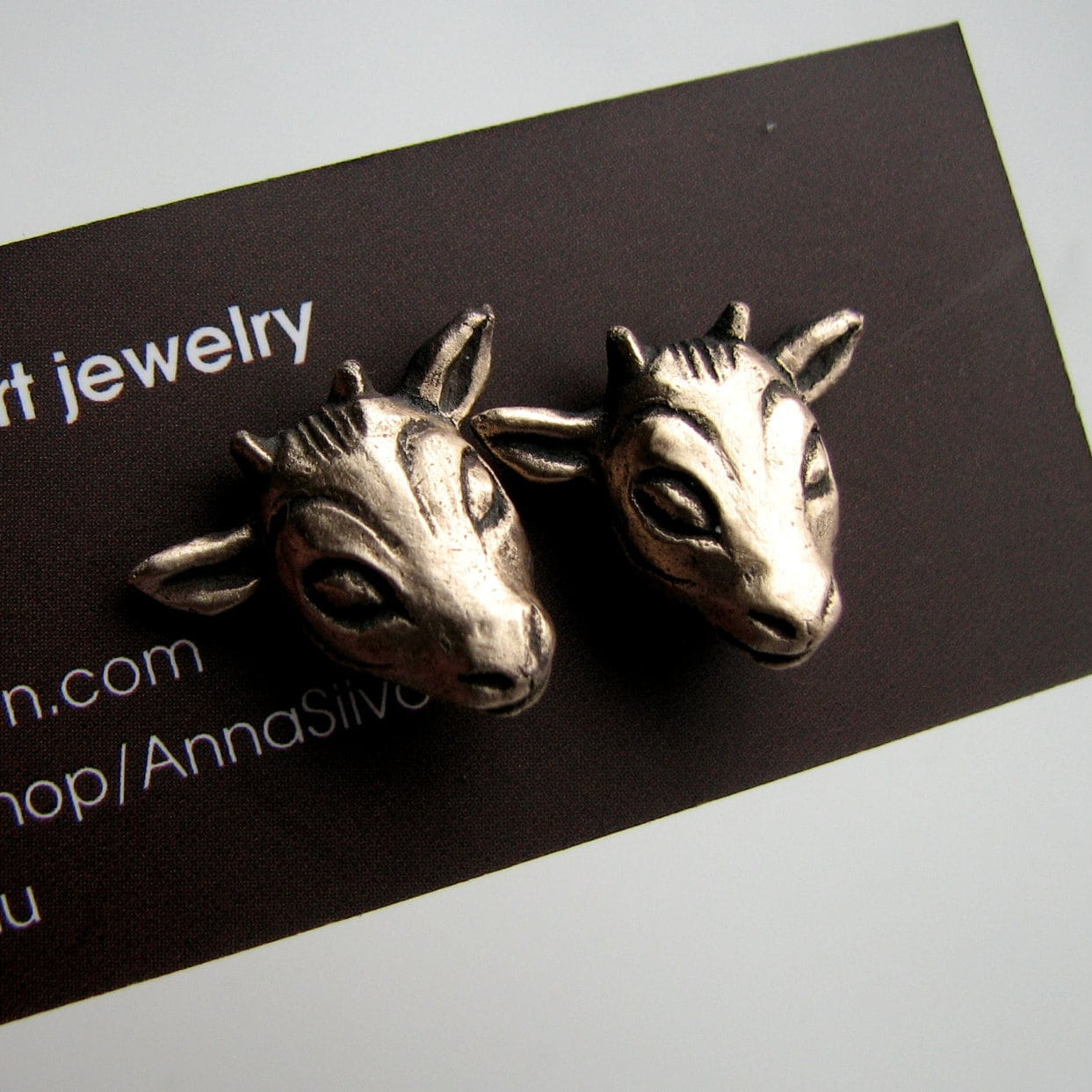 get kid örhängen i brons och titan