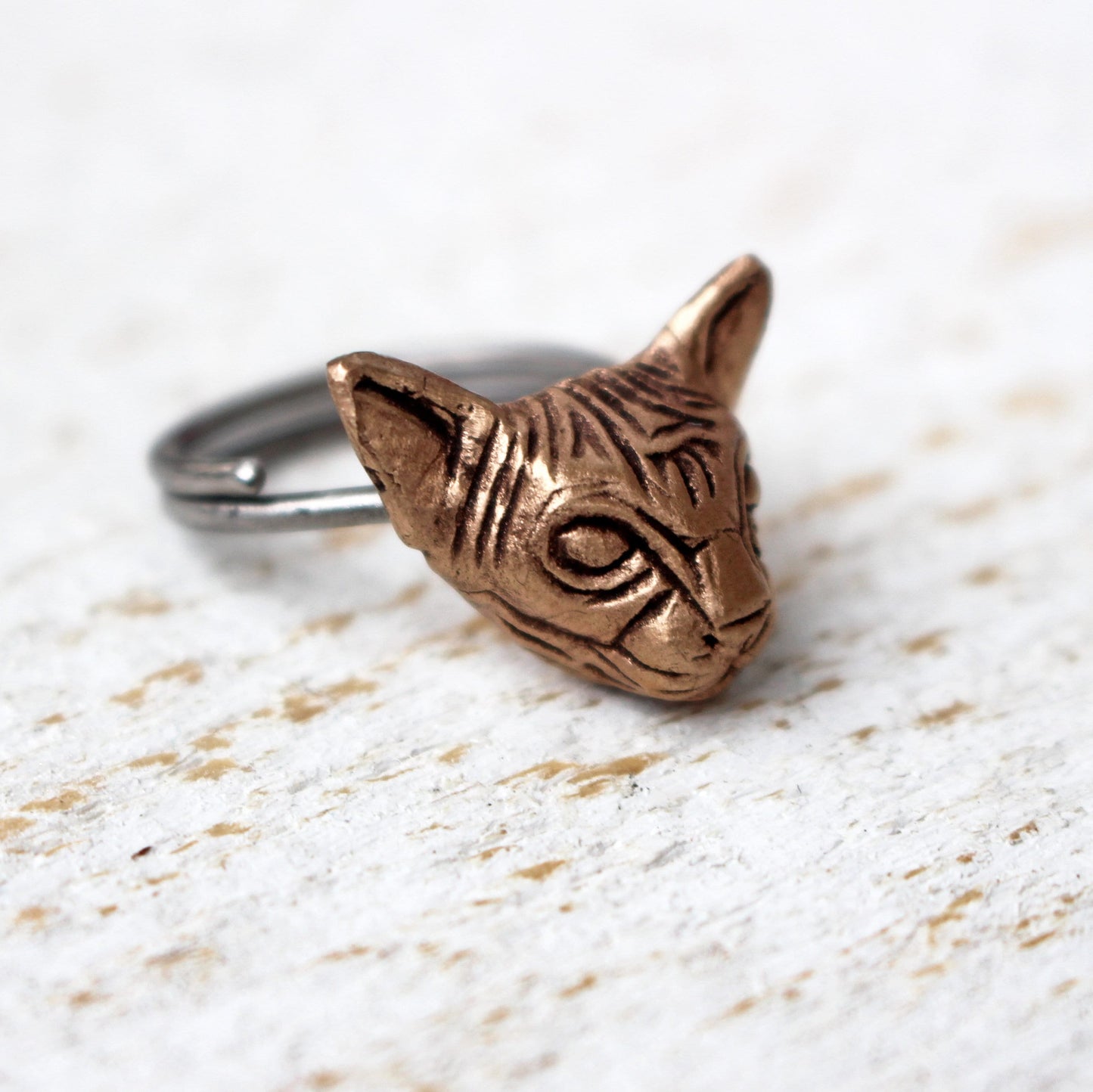 ring i brons och stål med hårlös katt 