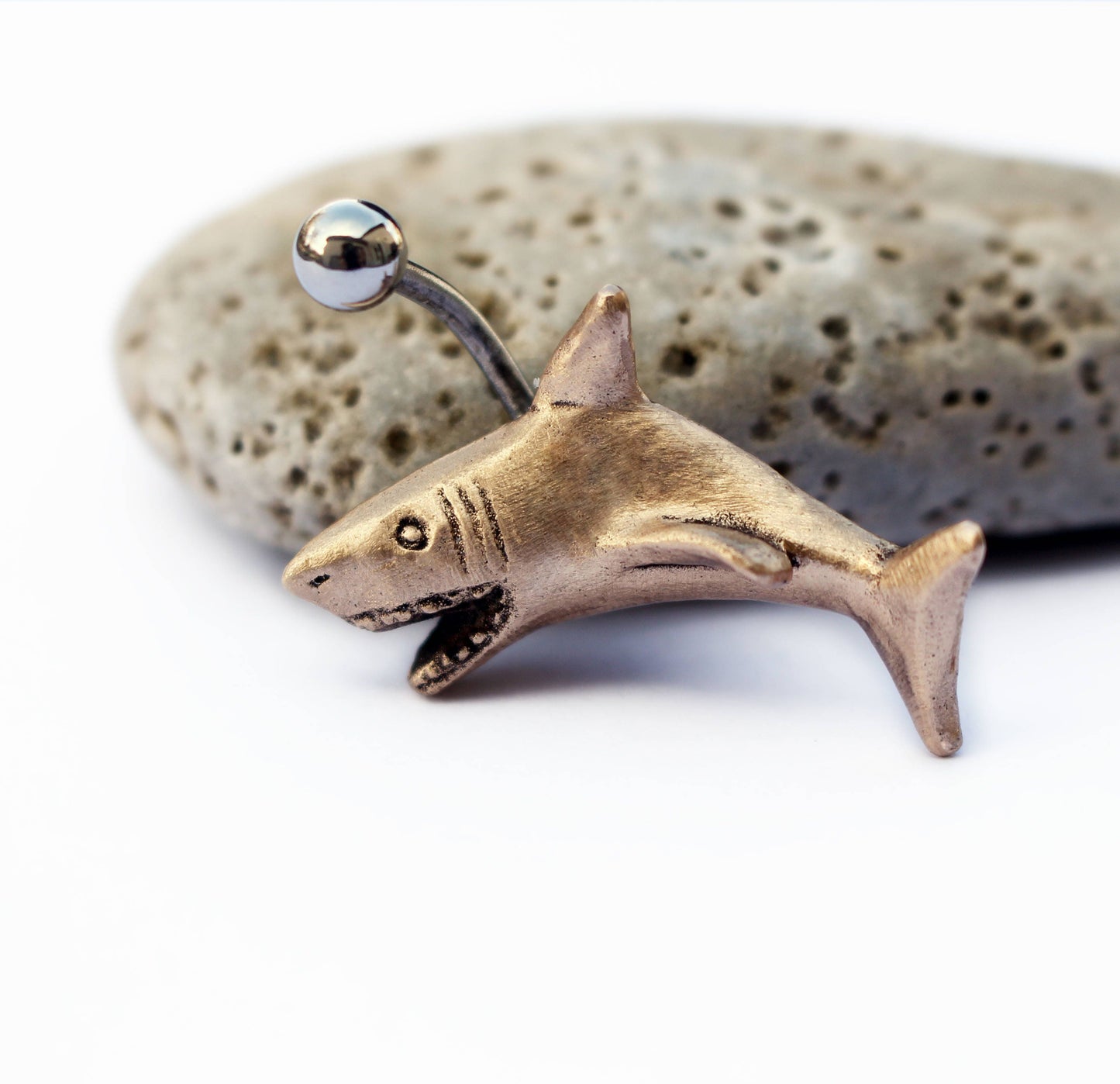navel piercing smycke med en skulpterad vit haj