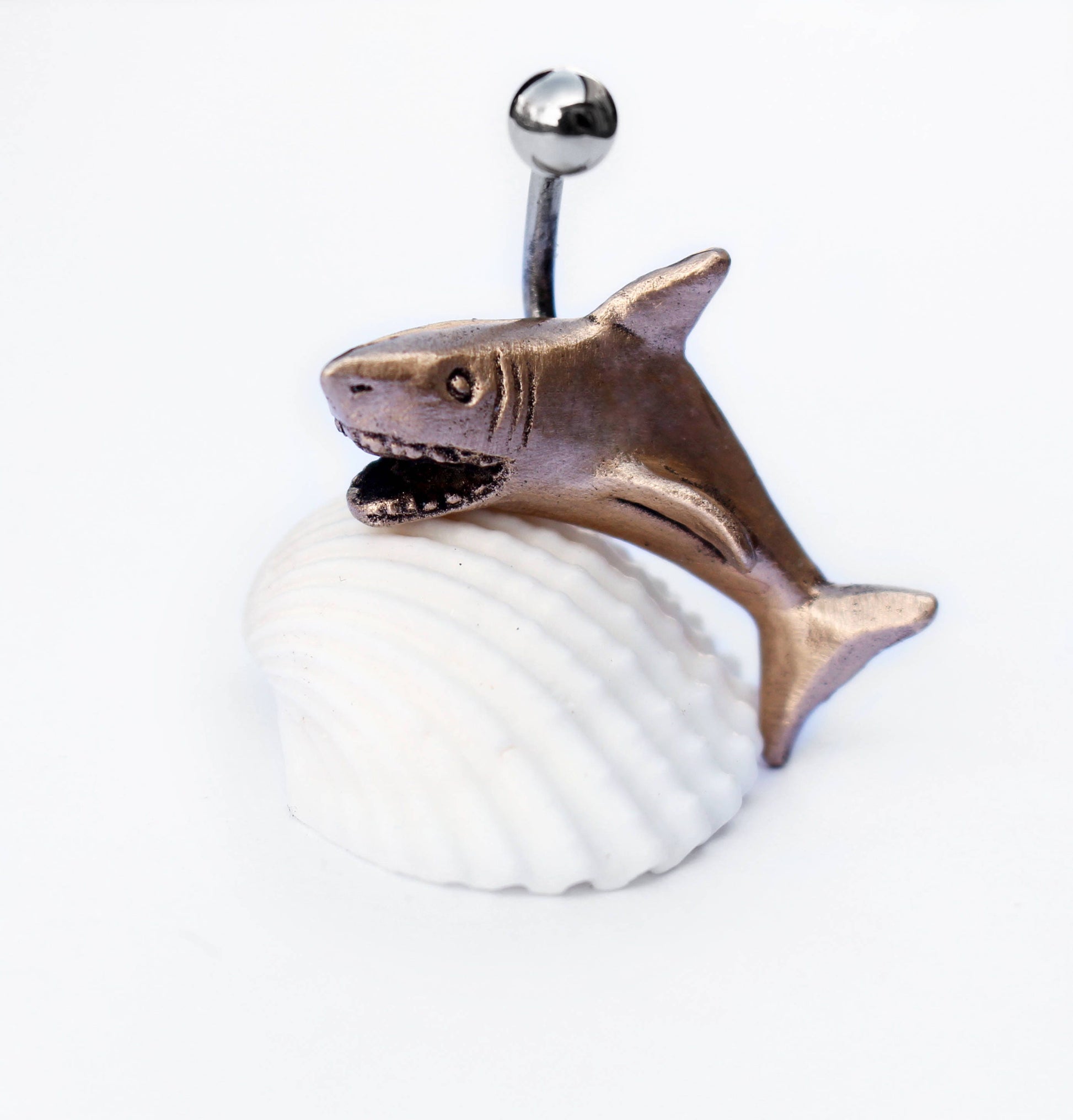 navel piercing smycke med en skulpterad vit haj