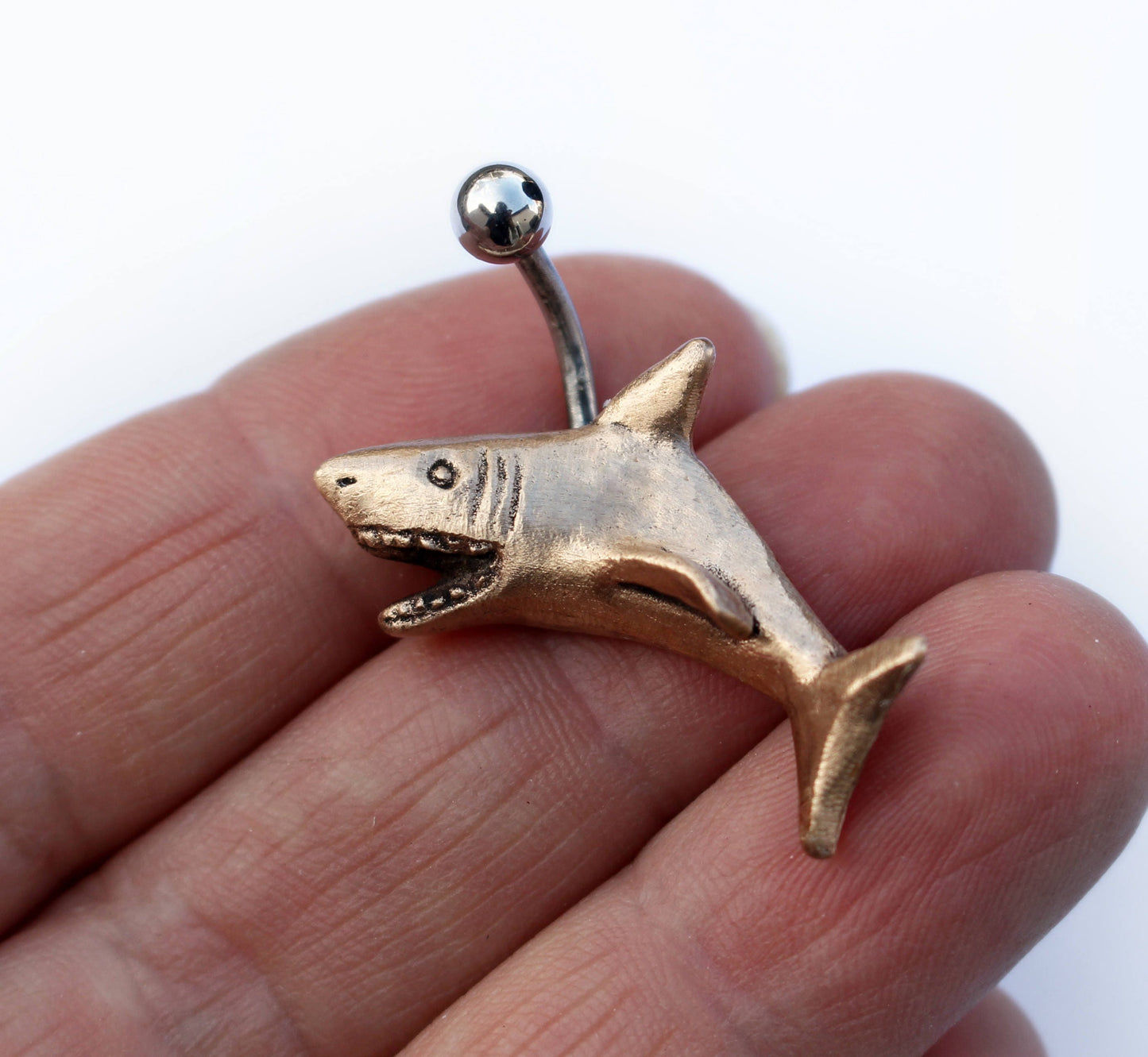 navel piercing smycke med en skulpterad vit haj