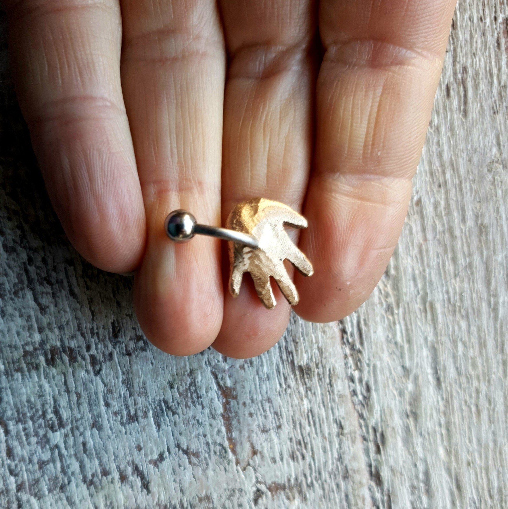 baksida, handen piercing smycke