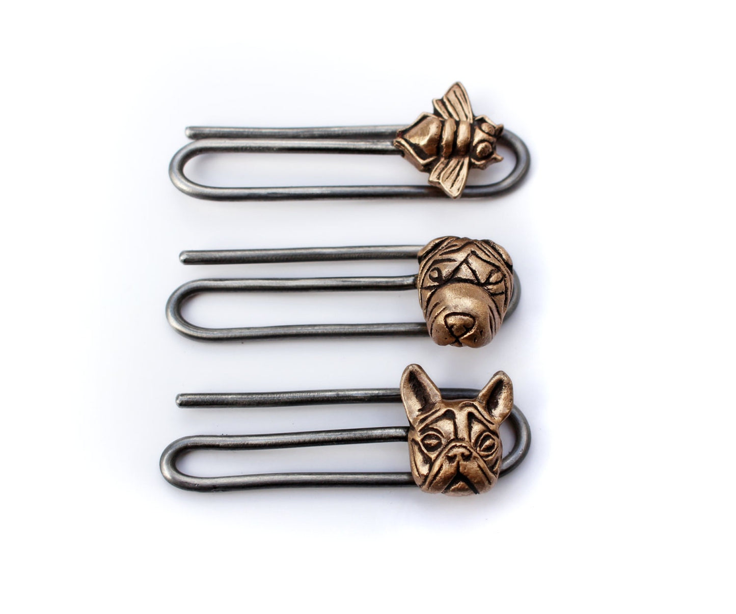 slipsklämmor en med ett bi en med en shar pei hund och en med en fransk bulldog