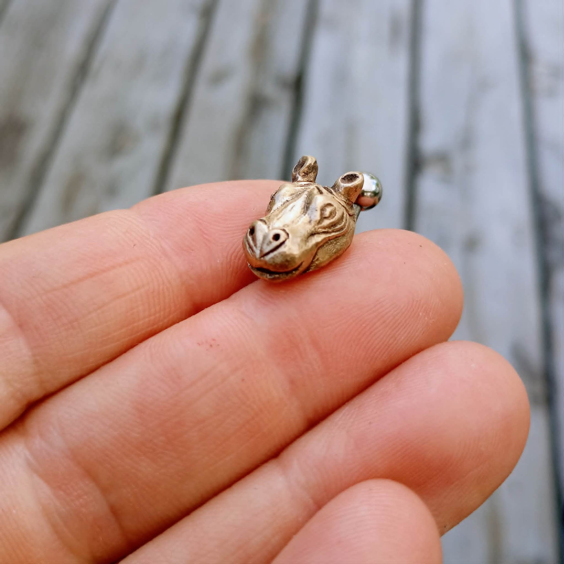 navel piercig smycke med flodhästhuvud 