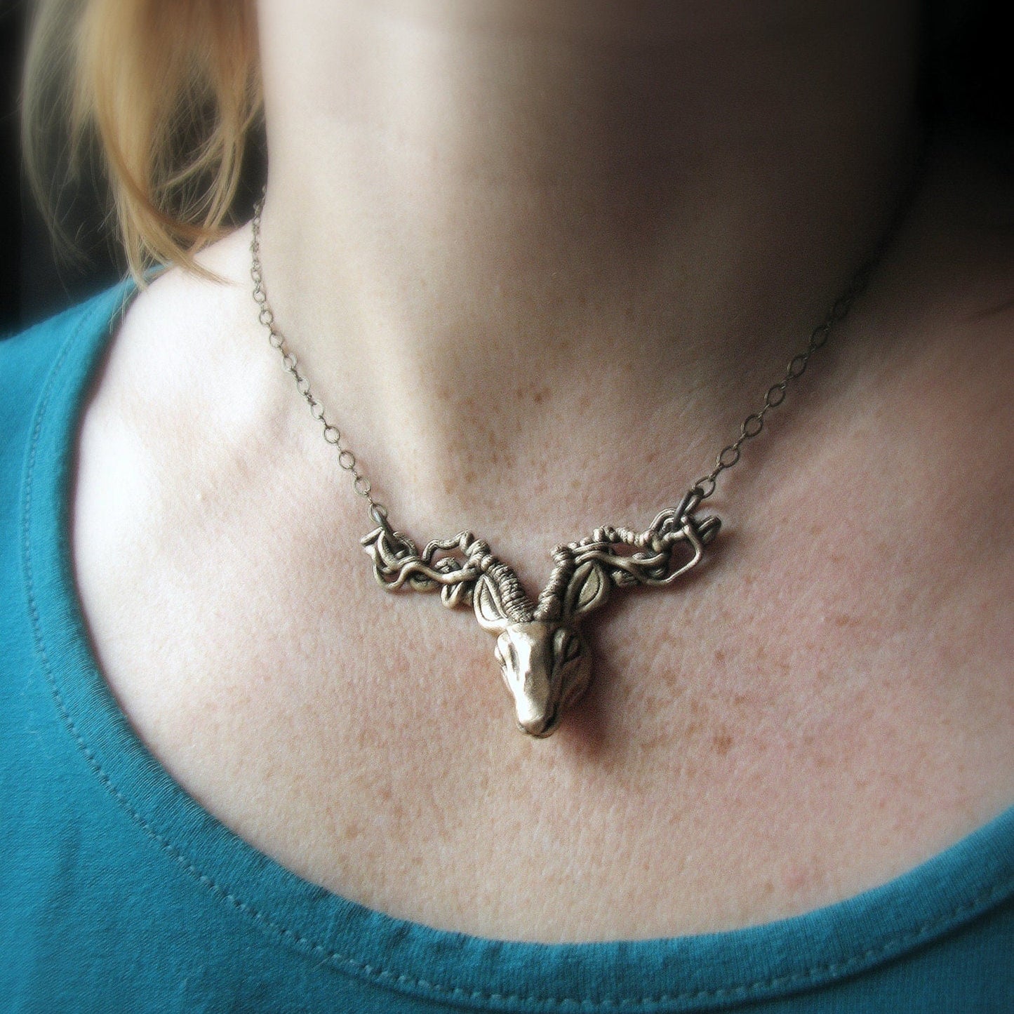 Halsband med en hjort eller rådjur skulpterad i brons på modell