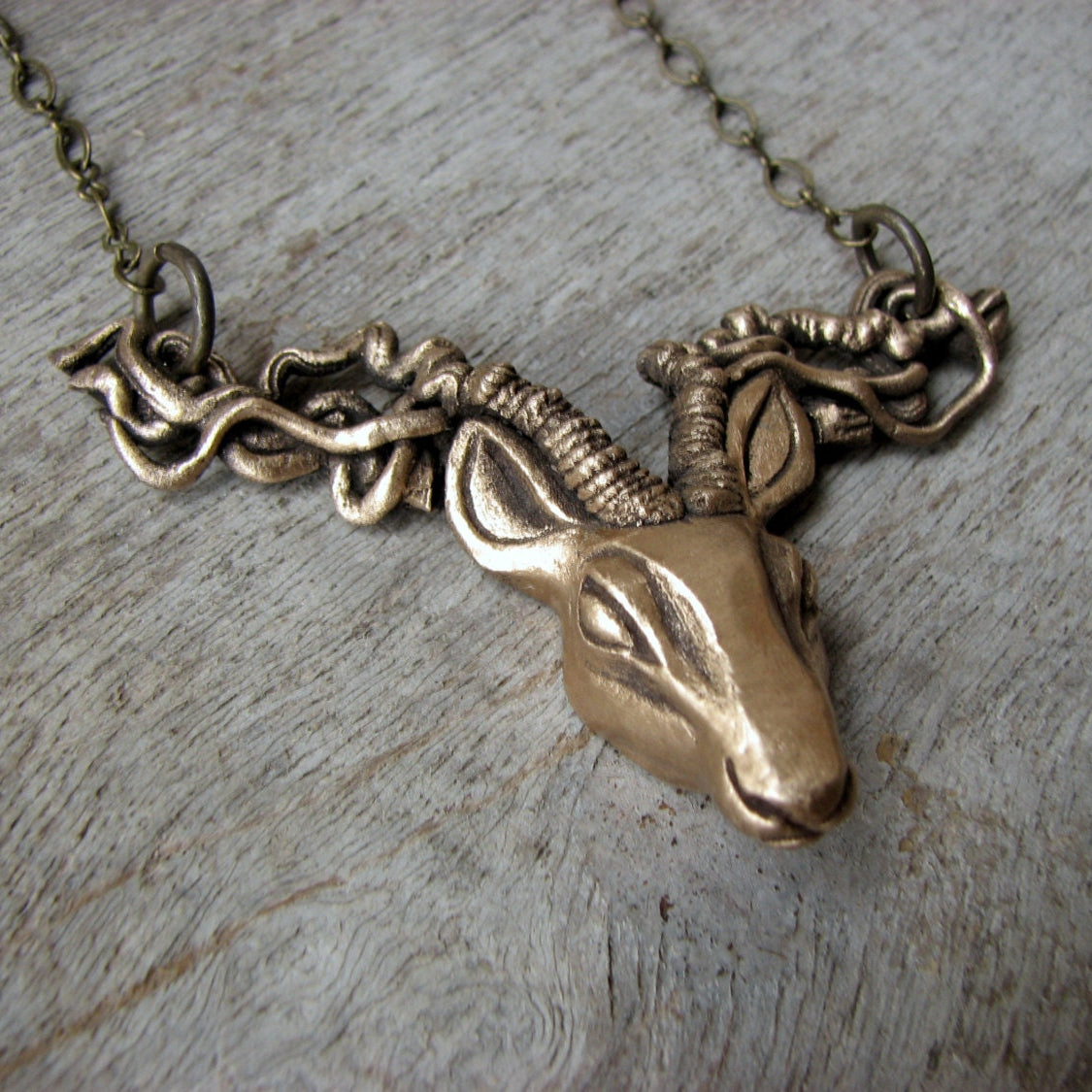 Halsband med en hjort eller rådjur i brons